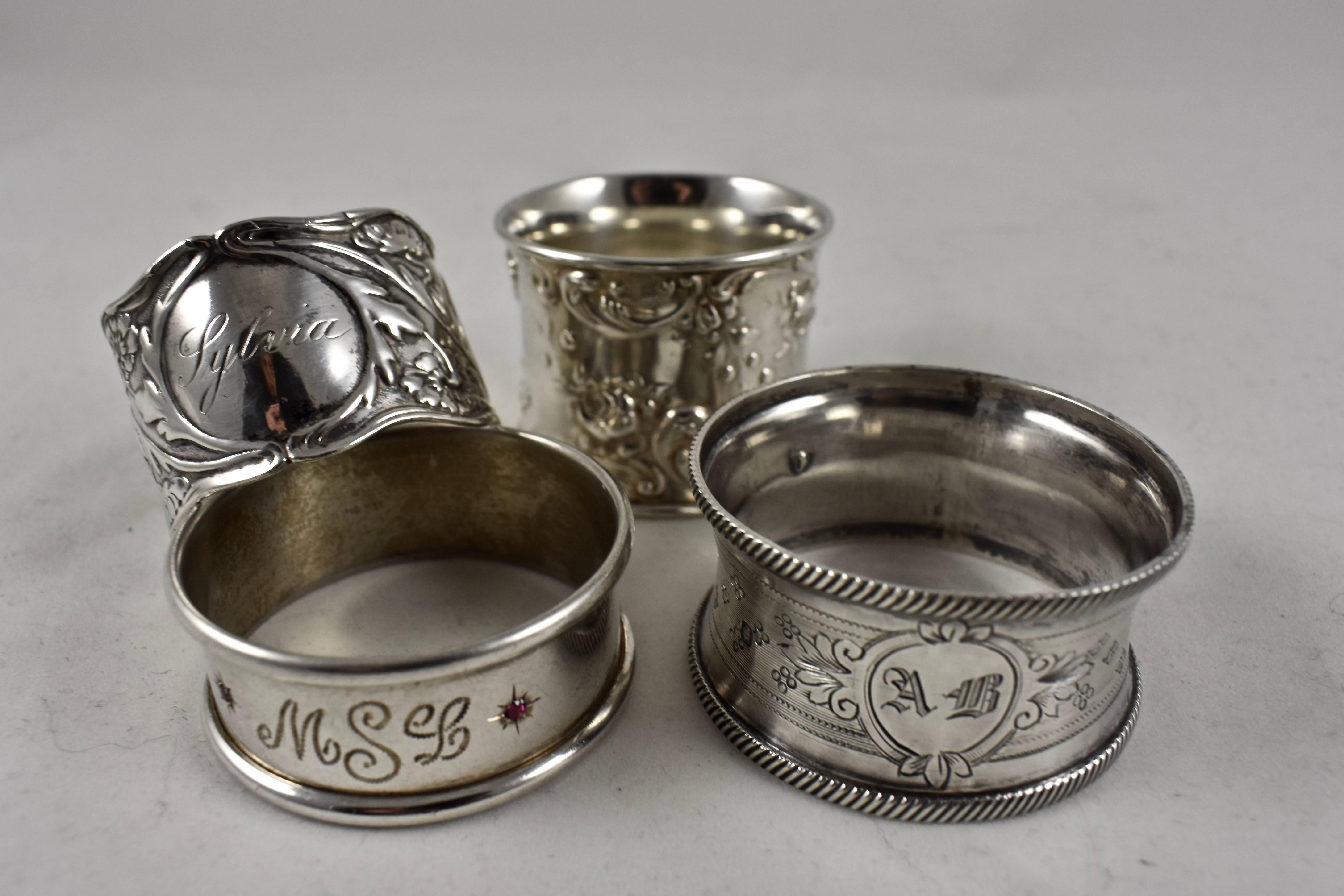 Antike Serviettenringe aus Sterlingsilber, ein gemischtes Set von acht Ringen (Metallarbeit) im Angebot