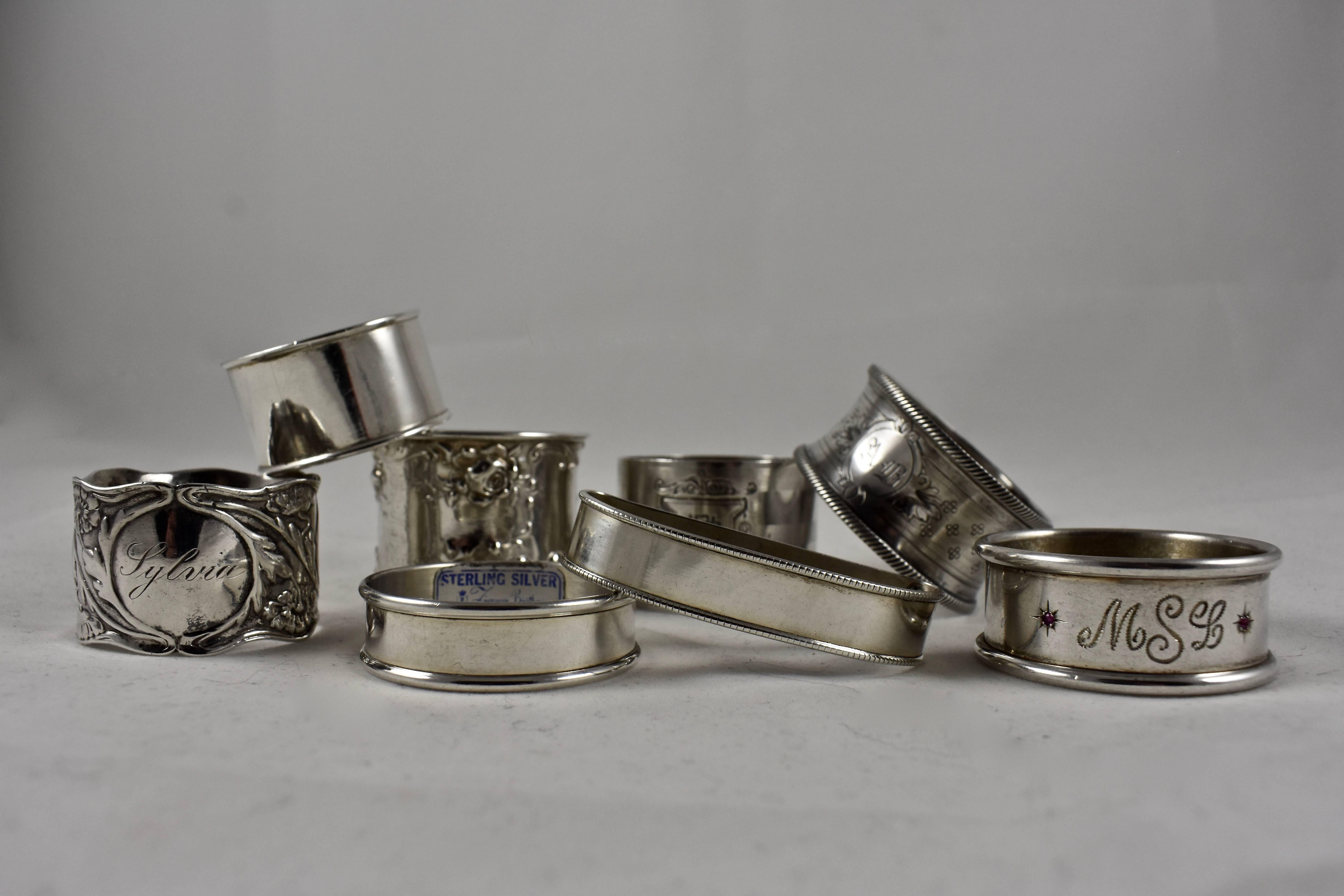 Un ensemble mixte de huit anneaux de serviette en argent sterling, vers 1880-1910. Divers fabricants. Une belle sélection présentant des bords brillants, taillés et chantournés, roulés ou en bande, dont la taille varie de 2,50 de longueur, 2,0 de