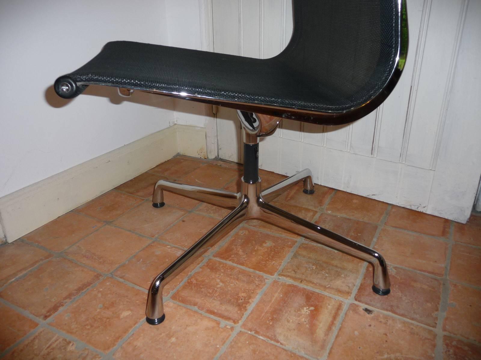 Vitra: Aluminium Chair Ea 105 by Charles & Ray Eames, 1958 For Sale 2