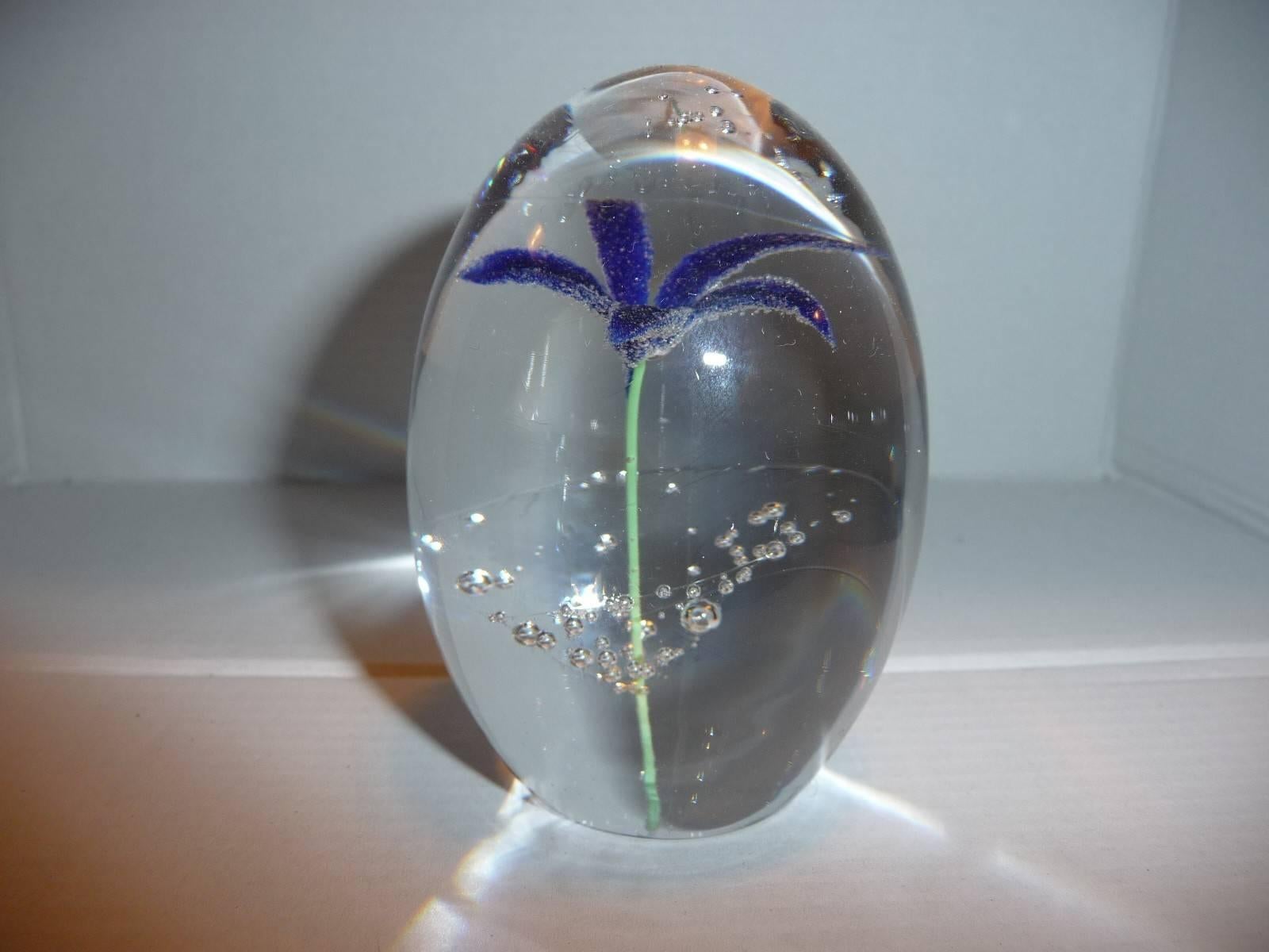Egg shaper crystal paperweight by Daum Nancy, France. Violet flower, aventurine glitter and veil of bubbles.
Perfect conditions and signed Daum France.
Free shipping.