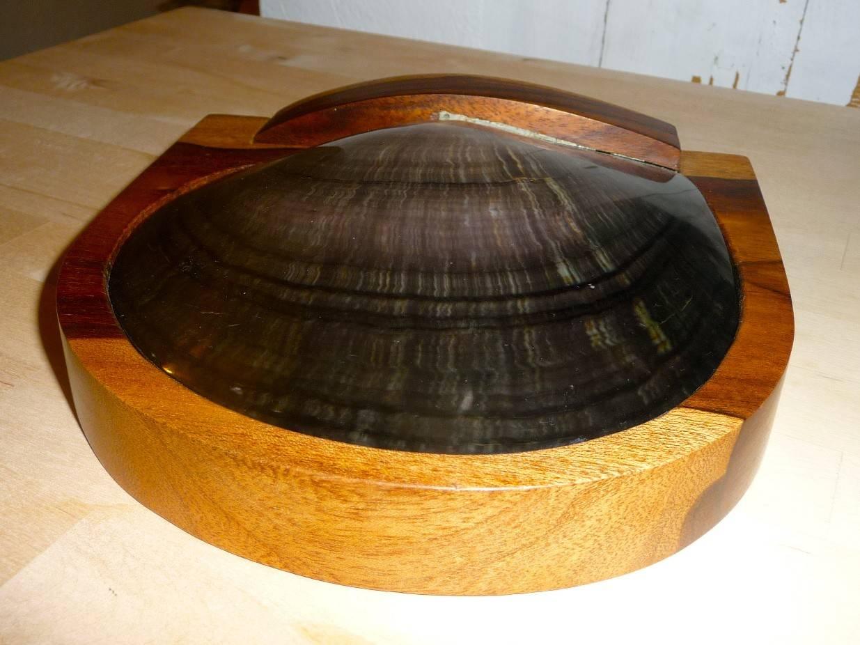 Superb box in solid rosewood carved and polished of circular form box closed by a shell of polished pearl, circa 1950.
Signed ANoll under the base. Perfect condition. Free shipping.
Bibliographie: O. Jean Elie et P.Passebon, 
