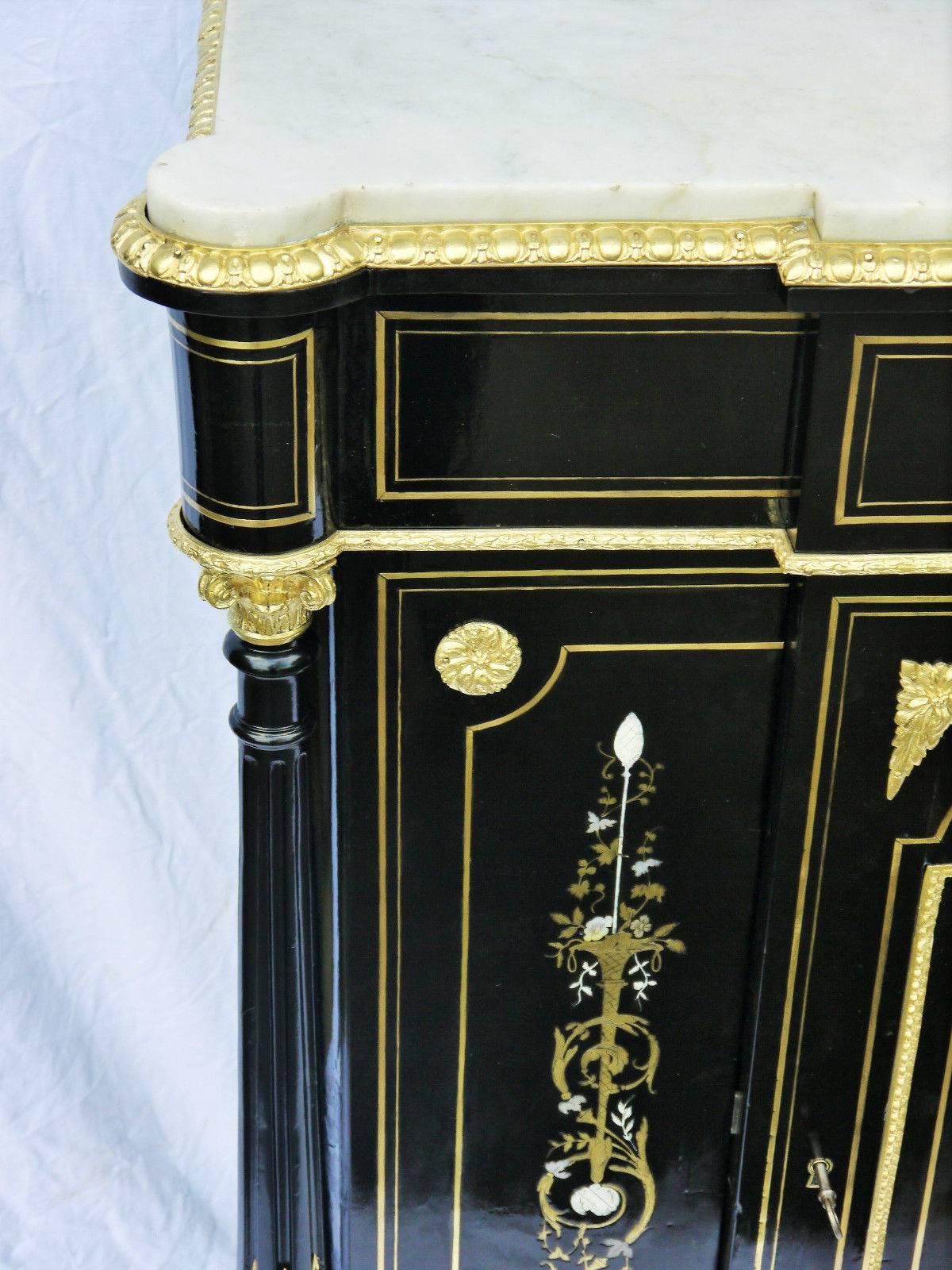 Beautiful cabinet (meuble d'appui) Napoleon III Boulle with nice marquetry inlays.
Threads and large front cartridges. Beautiful gilded bronze fittings, two interior shelves, Carrara marble on top
Period XIXth. Napoleon III (circa 1870). Elegantly