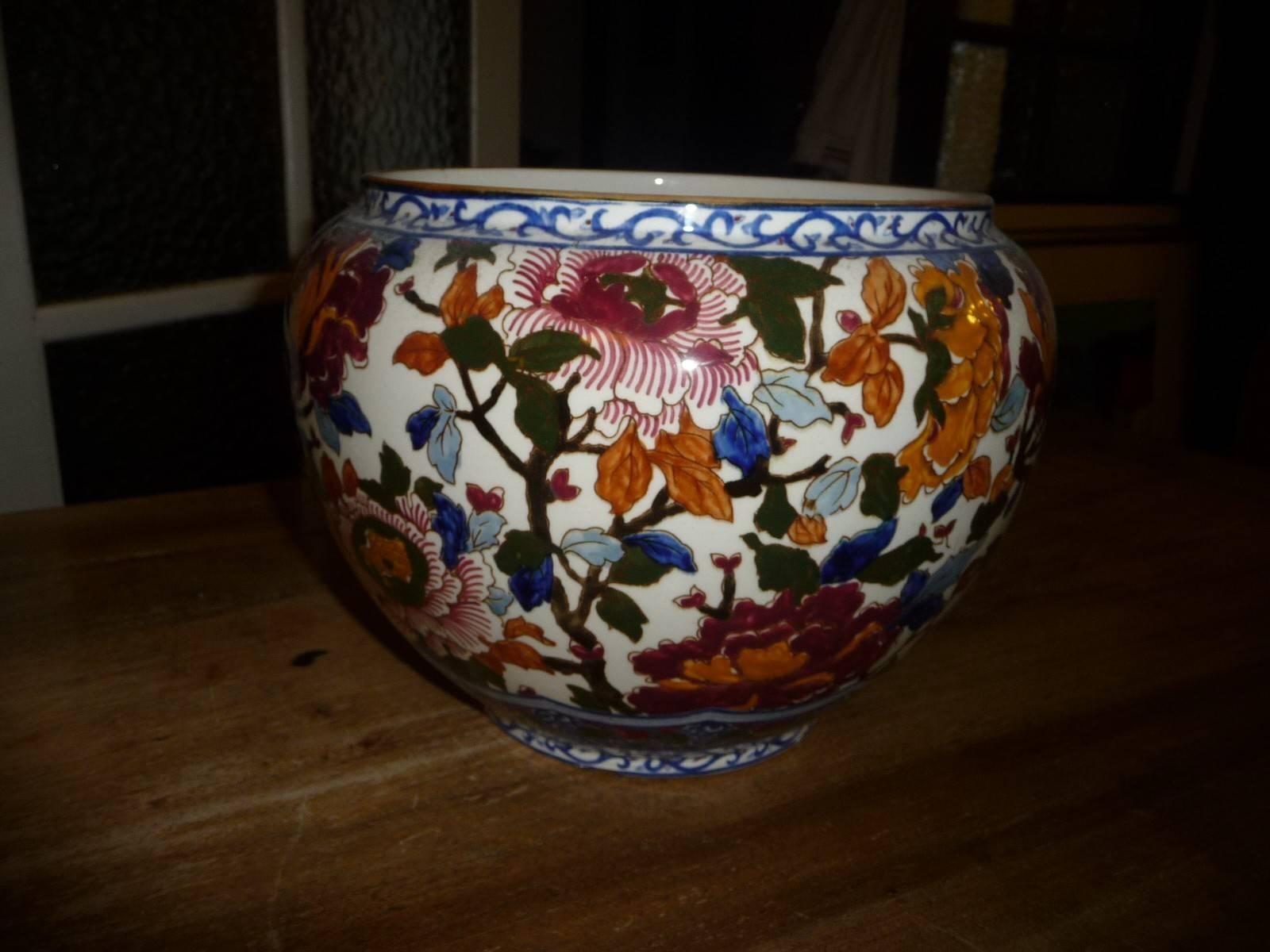 Le motif Pivoines, entièrement peint à la main, a été créé en 1875 et est rapidement devenu le symbole du savoir-faire et de la tradition de Gien : chaque pièce est signée par le peintre.
Très vite, les amoureux de Gien sont tombés sous le charme