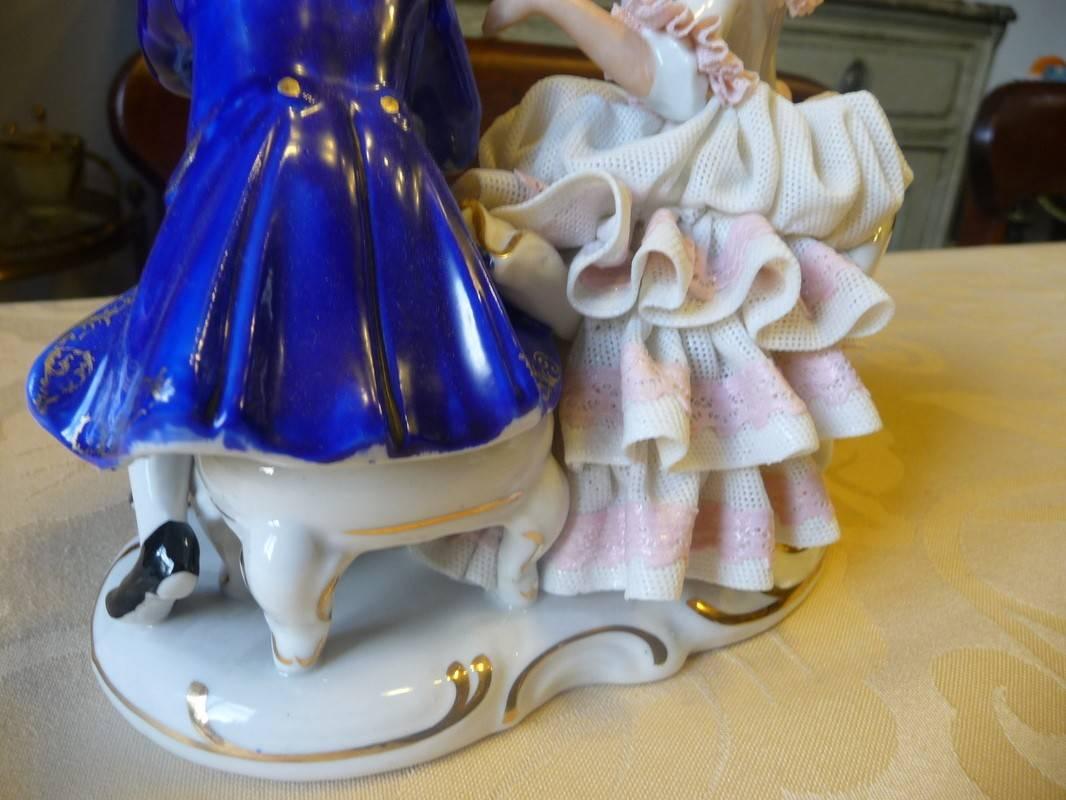 German Dresden Lace Porcelain Figurine Group, Couple Playing Chess In Excellent Condition In Grenoble, FR