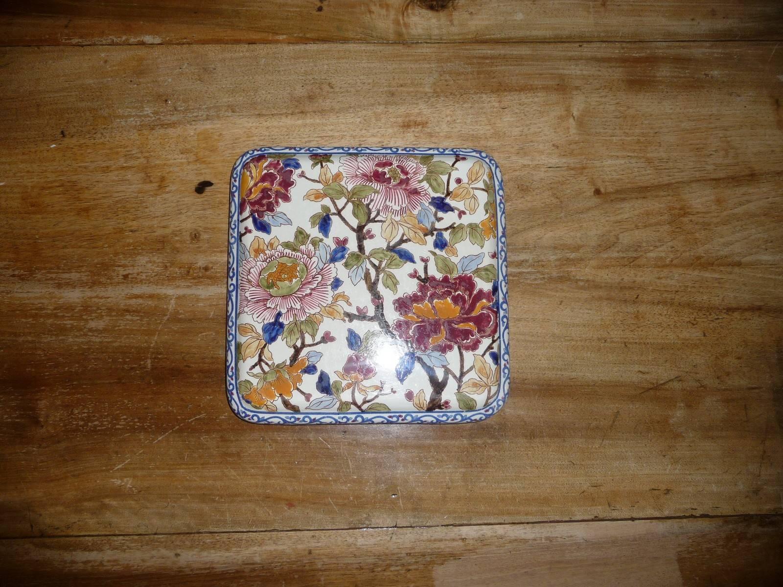 19th Century Squared Tablemat French Gien Faience Decor Pivoine  In Excellent Condition For Sale In Grenoble, FR