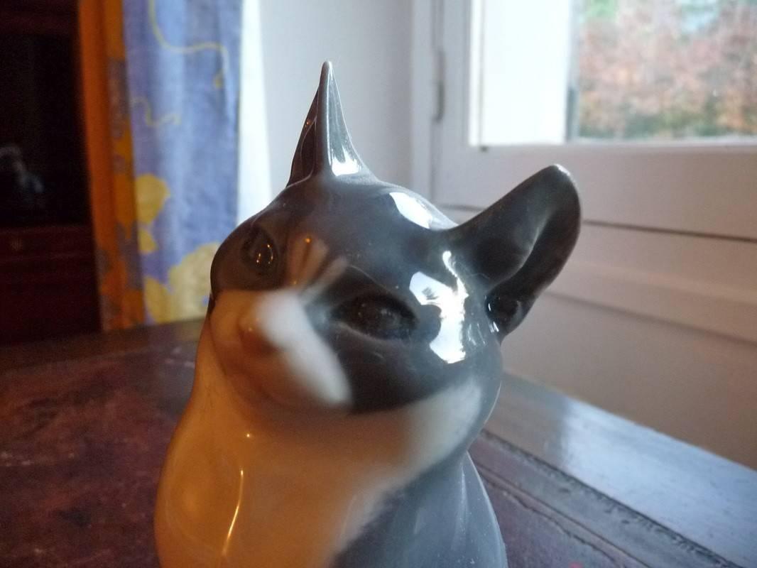 Porcelain Cat, Royal Copenhagen, Figurine Number 1803 In Excellent Condition In Grenoble, FR
