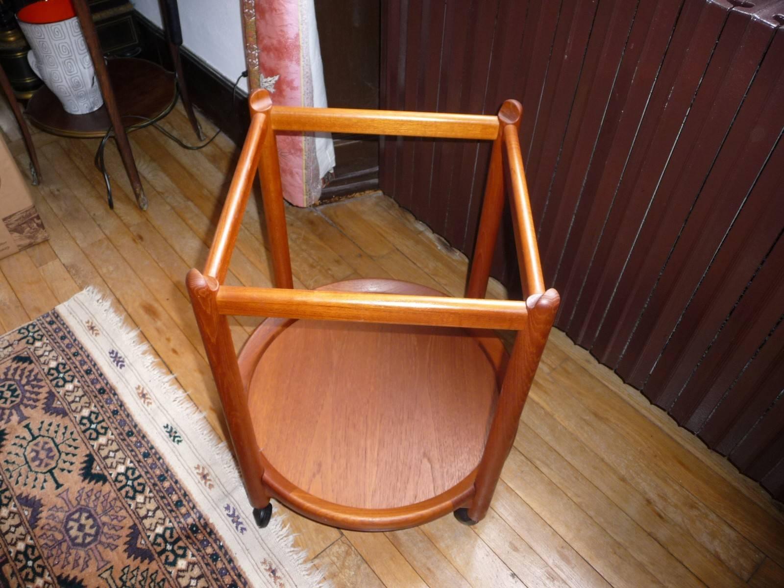 Scandinavian Rolling Side Table, circa 1960 In Excellent Condition For Sale In Grenoble, FR