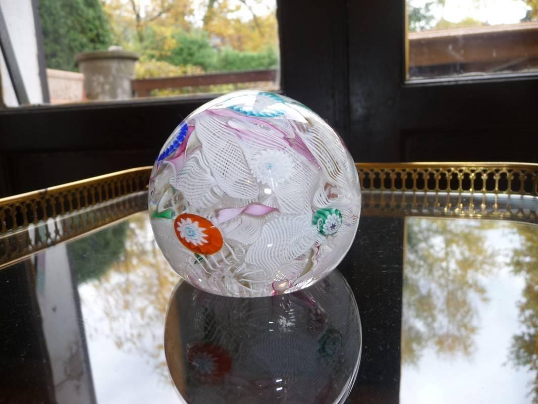 Beautiful Murano paperweight decorated with white torsades and polychrome flowers and candy, white background. Perfect conditions.
Free shipping.