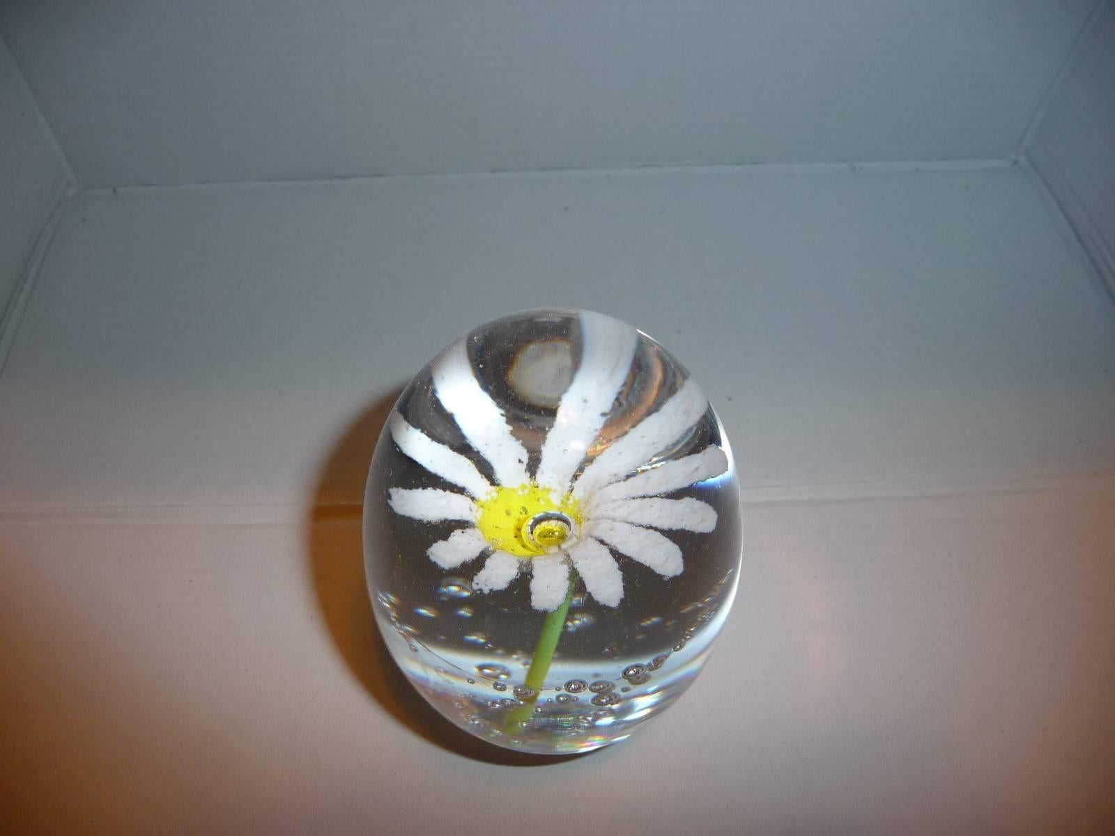 French art crystal glass egg shaped paperweight showing a daisy flower with controlled bubbles made by the famous Daum France factory. It's etching Daum France on the base. Perfect conditions.

Free shipping.