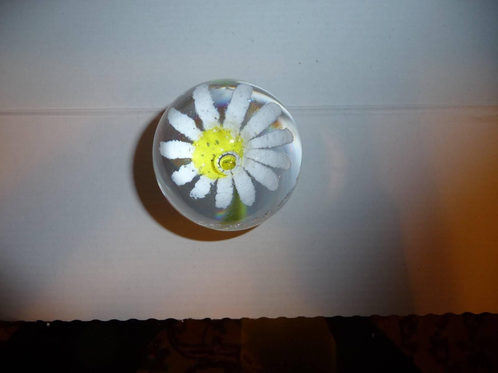 Paperweight Egg Daum Daisy Flower In Excellent Condition For Sale In Grenoble, FR