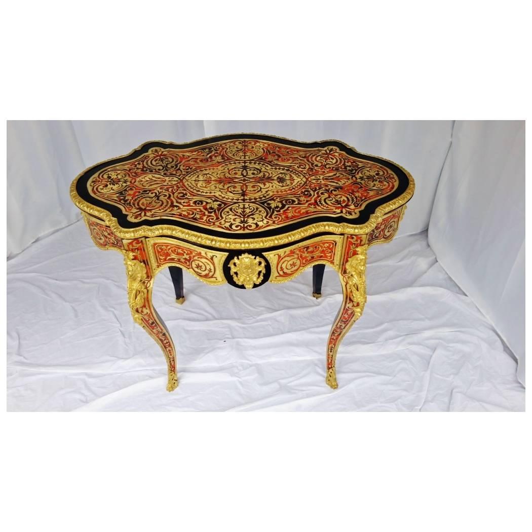 Stunning violin-shaped table with boulle marquetry of tortoiseshell and brass, Louis XV style. Important patterned foliage decoration, scrolls and interlacing, as well as characters on the center. Ornamentation with gilded bronze caryatids, ingot,