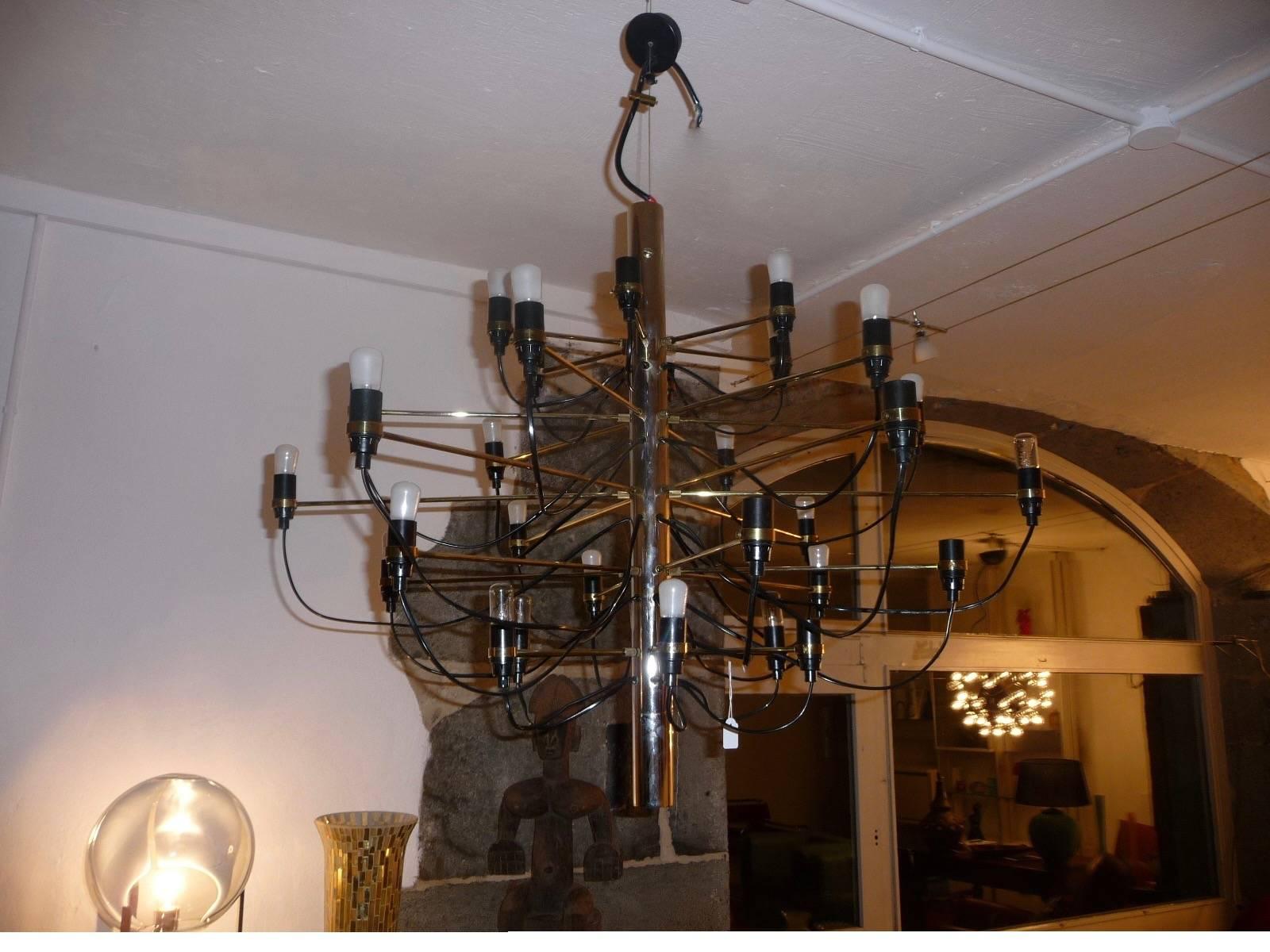 2097/30 suspension Arteluce (after purchased by Flos), established in 1958 by Gino Sarfatti. 2097. Central structure is made of iron chrome and brass arms.

Two switching lighting mode.

Brass finish.
Steel structure.
30 fluorescent bulbs 15W