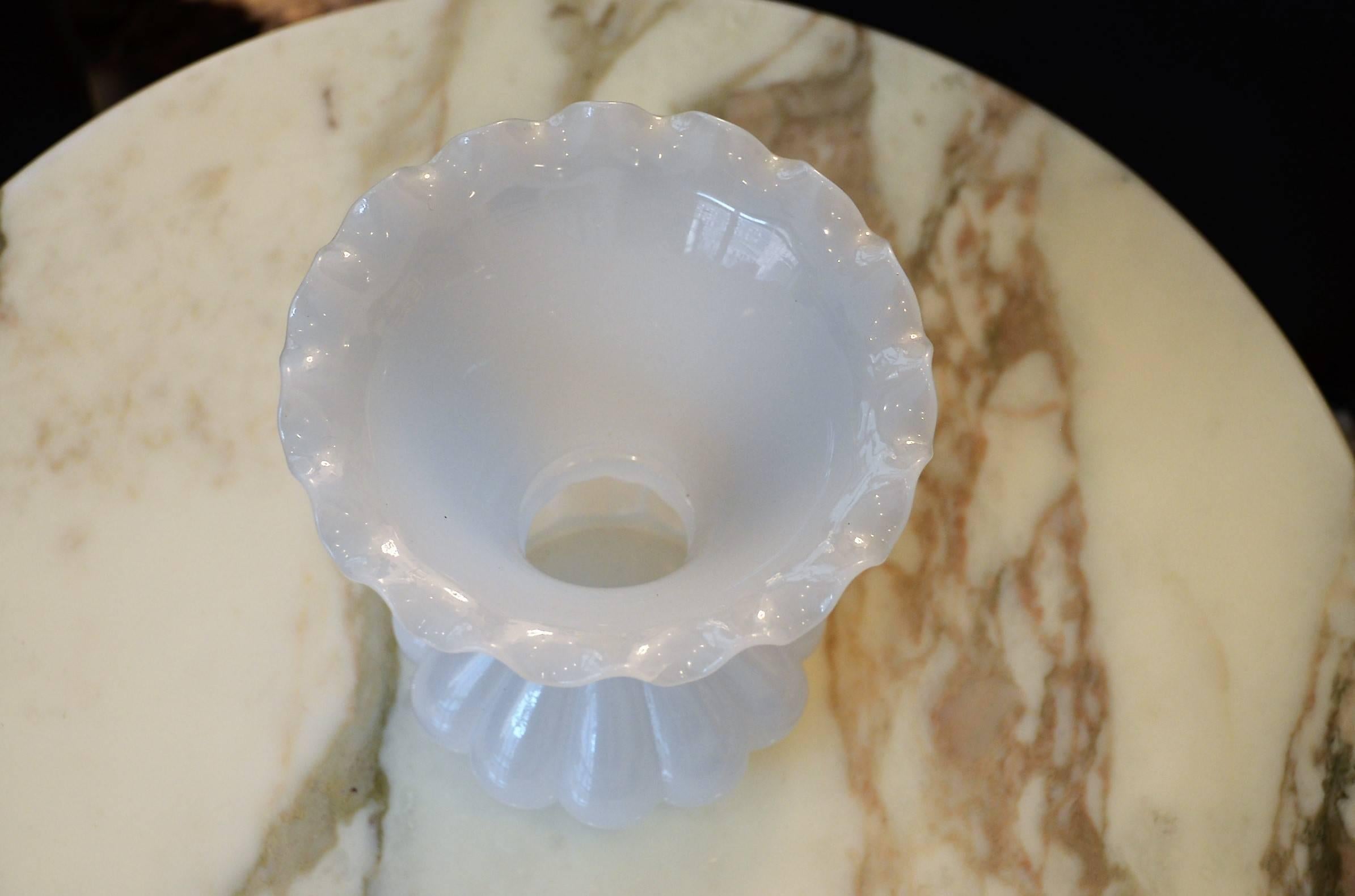 Round vase, scalloped edge, with fluted decorated body.

In perfect conditions.

Free delivery.