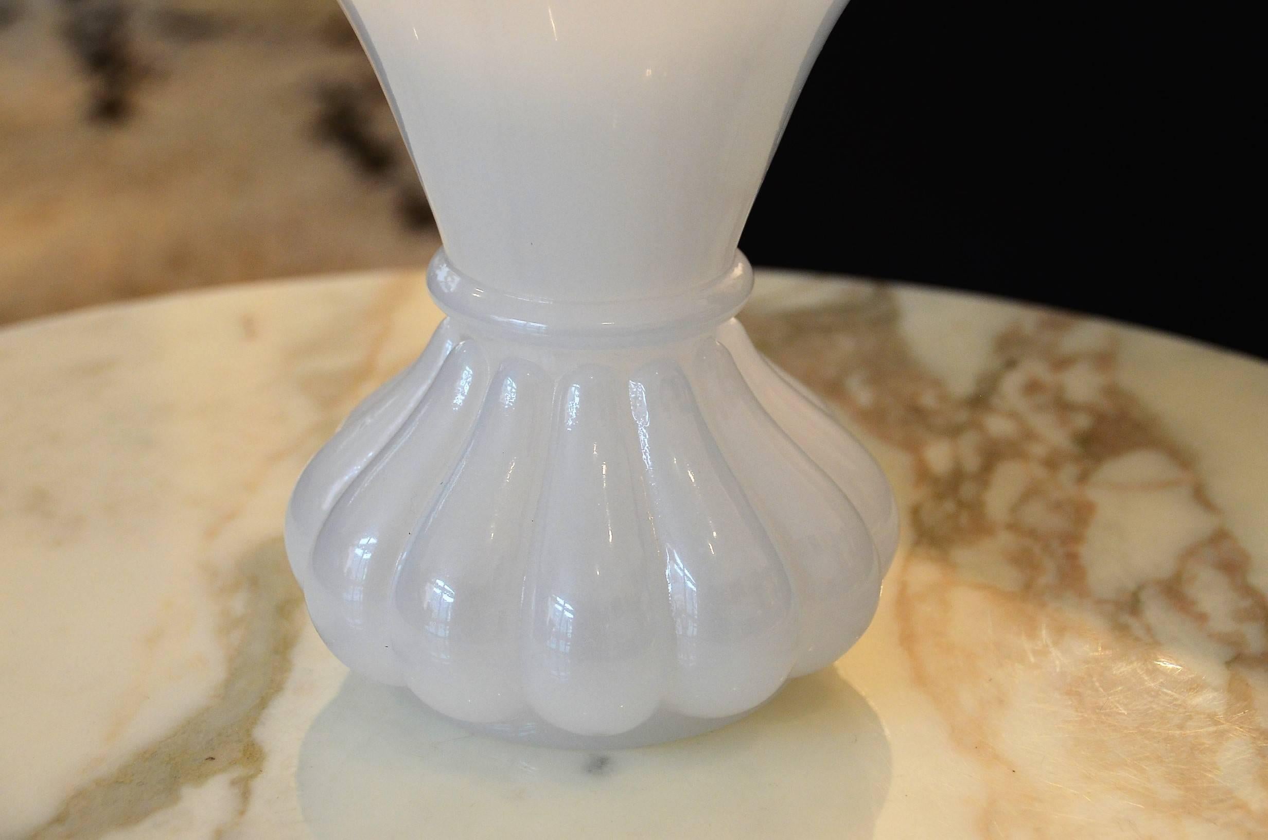 French Vase White Opaline, circa 1920 In Excellent Condition For Sale In Grenoble, FR