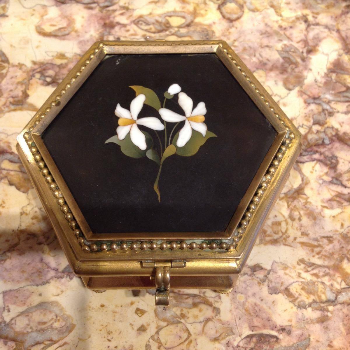 Gilt bronze jewelry box inlaid marble and decorated with flowers exagonal form.
Suitable to complete a small collection or to make a sophisticated gift to a woman.
Interior silk of origin slightly rocket.
Period late 19th century.