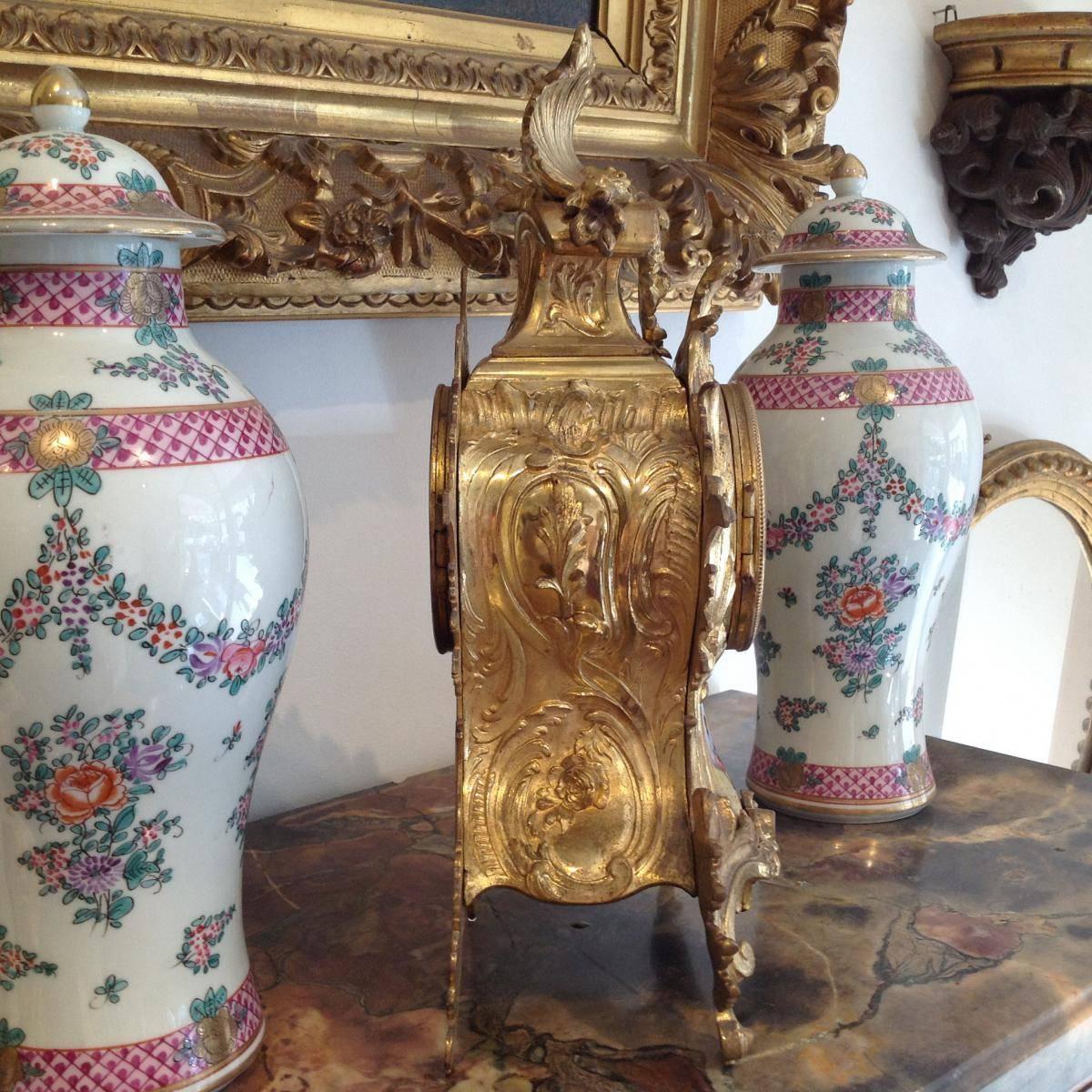 Pendulum Louis XV Style Gilt Bronze and Porcelain Plates In Excellent Condition For Sale In Grenoble, FR