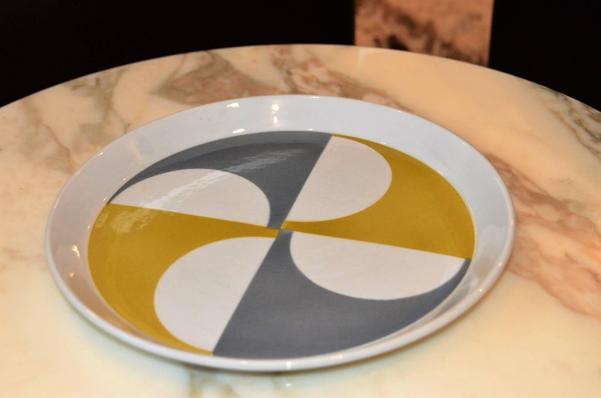Modernist colorful plate, designed by Gio Ponti for Ceramica Franco Pozzi. The colors create a powerful and dramatic look of energy. It's in perfect conditions and marked on the back.

Free shipping:

Reference: 
Gio Ponti, Fulvio Irace, Page
