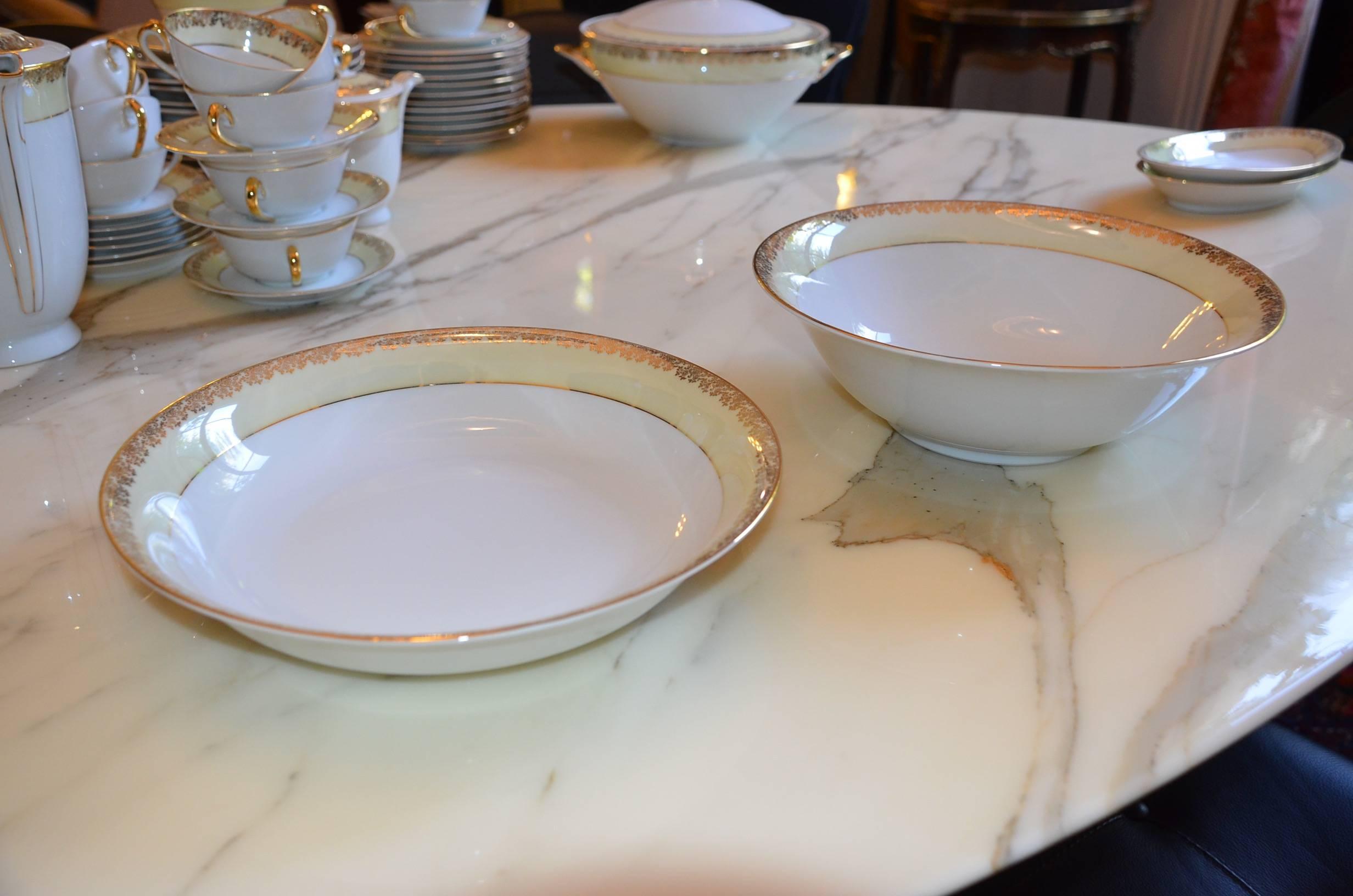 Limoges Porcelain Table Service, France, circa 1920 In Excellent Condition In Grenoble, FR