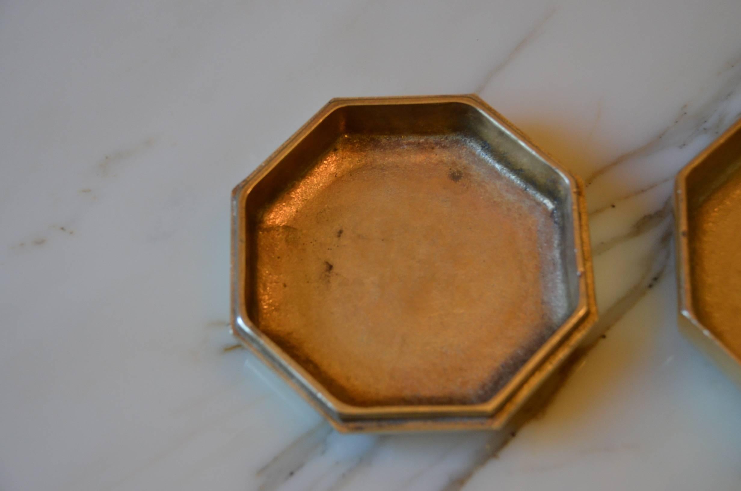 Octagonal covered decorative bowl in heavy bronze, Italy 1970s Esart by Esa Fegdrigolli. Signed underneath by the artist and with label [Esart/Made in Italy]. In very good condition with no chips.

Dimensions:

Diameter: 12 cm.
Height: 5.8