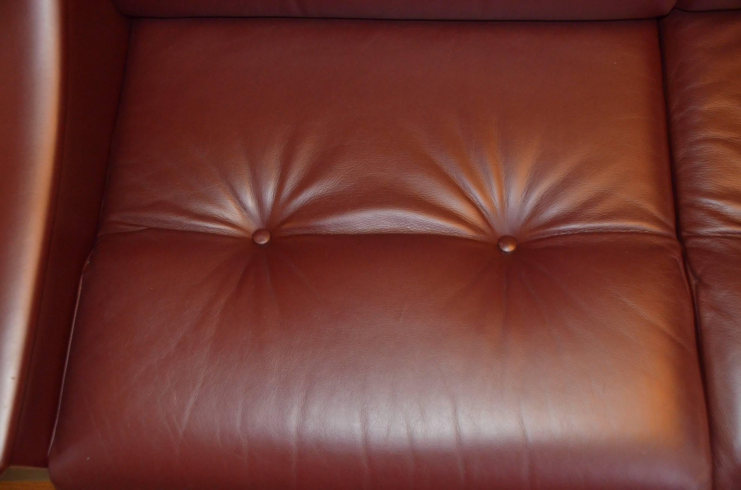 Designed in 1965, the Dezza is a comfortable, light-weight and adaptable sofa. Formal beauty and stylistic uniqueness of Gio Ponti design.

Feet in ash-wood painted black with open-pore paint and upholstery in Pelle Frau® leather color 'Carrubo'
