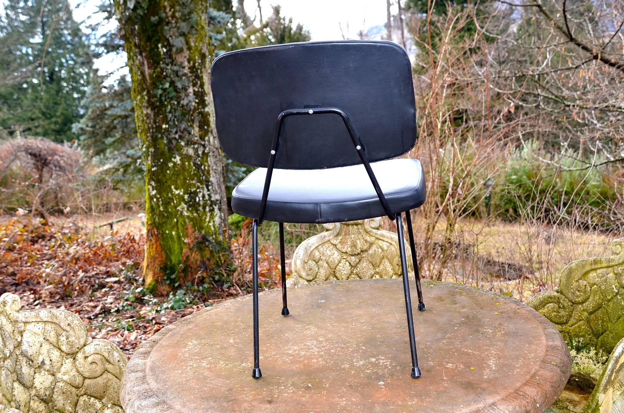 Set of six vintage chairs CM196 by Pierre Paulin for Thonet
Original and iconic model of the 1950s
Tubular structure in black lacquered metal
Black rubber feet.
Seats, backrests lined with foam and covered in black skai.
   