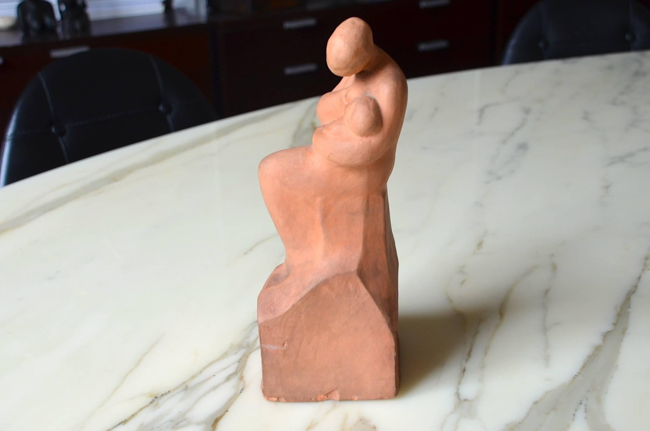 Magnifique sculpture de maternité Art déco représentant une mère allaitant son enfant, réalisée par le sculpteur suisse Huguenin Dumittan (1888-1975).

Signé sur la base et daté de 1917. 

Très bonnes conditions, petits éclats mineurs sur le