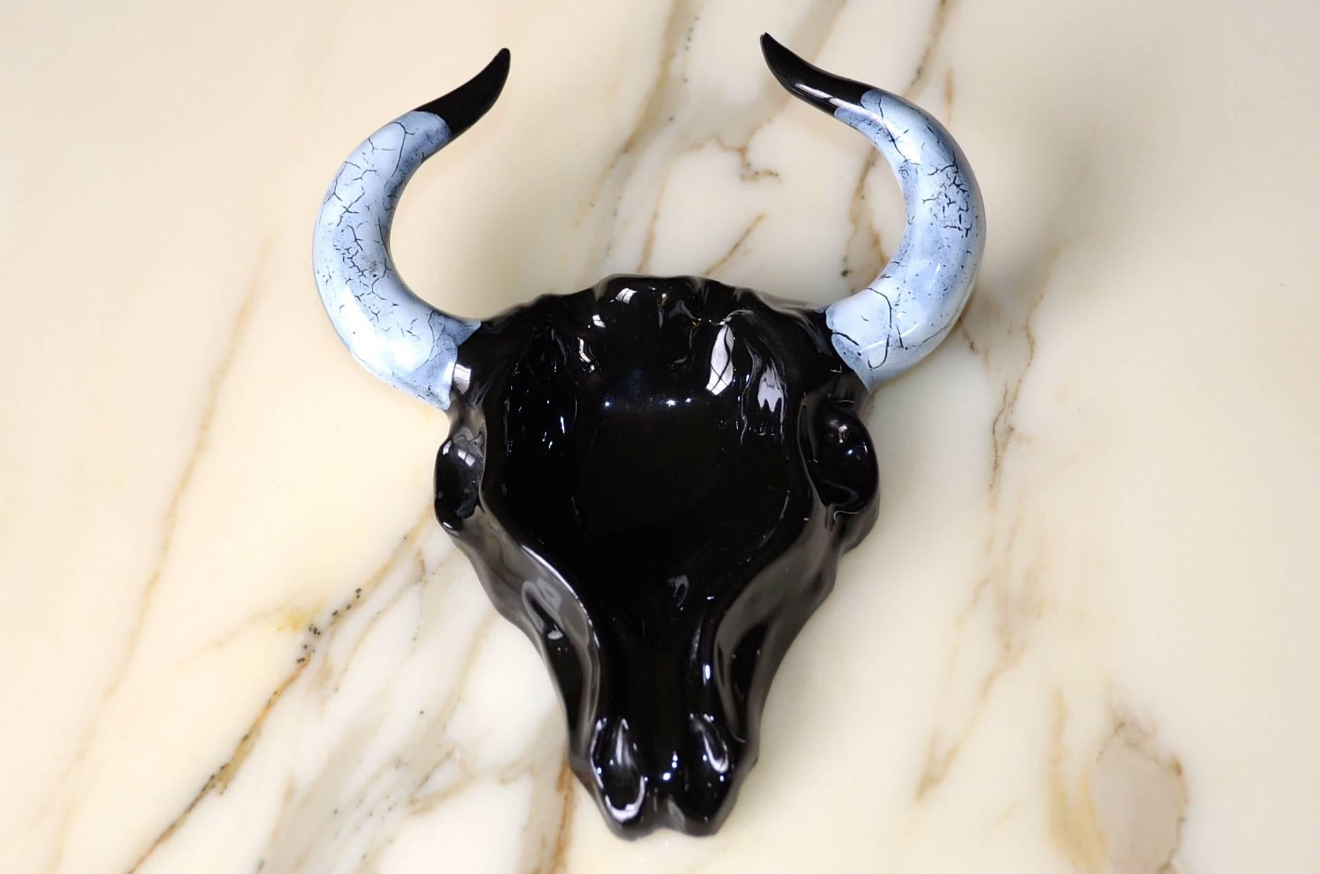 Superb head of a bull in enamelled terracotta of the years 50/60 by the French artist Paul Artus. More than ever Artus creates an harmonious synthesis of his qualities as a painter and ceramist through this work. Perfect conditions.