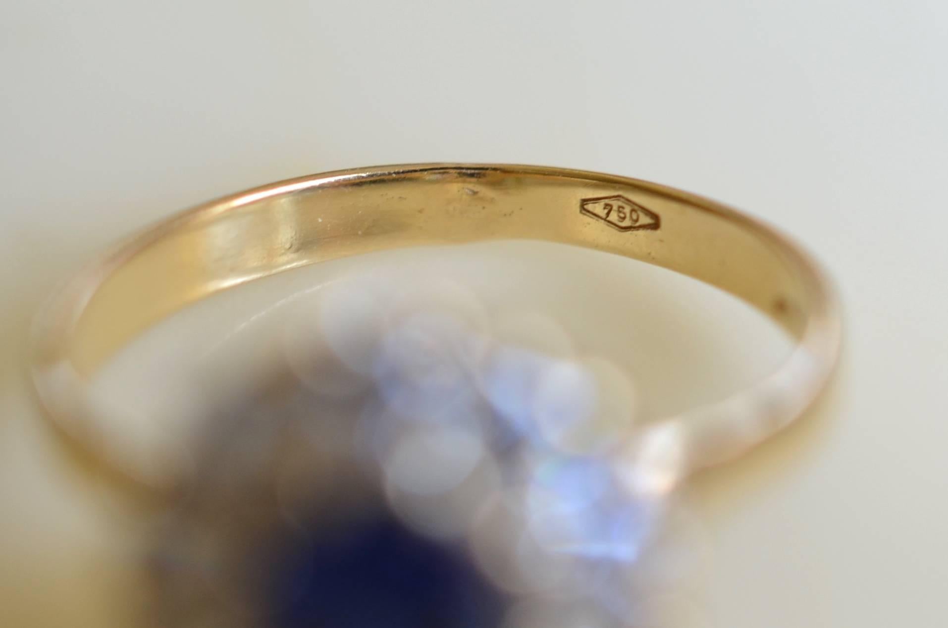 Sumptuous 18-karat gold daisy ring with oval shape blue sapphire surrounded with whites sapphires.
Classic shape enriched by luminous stones.
Jewel in very good conditions of the 1950s.

Size: 56 (18.1 mm)
Size of the center sapphire: 7.5mm x