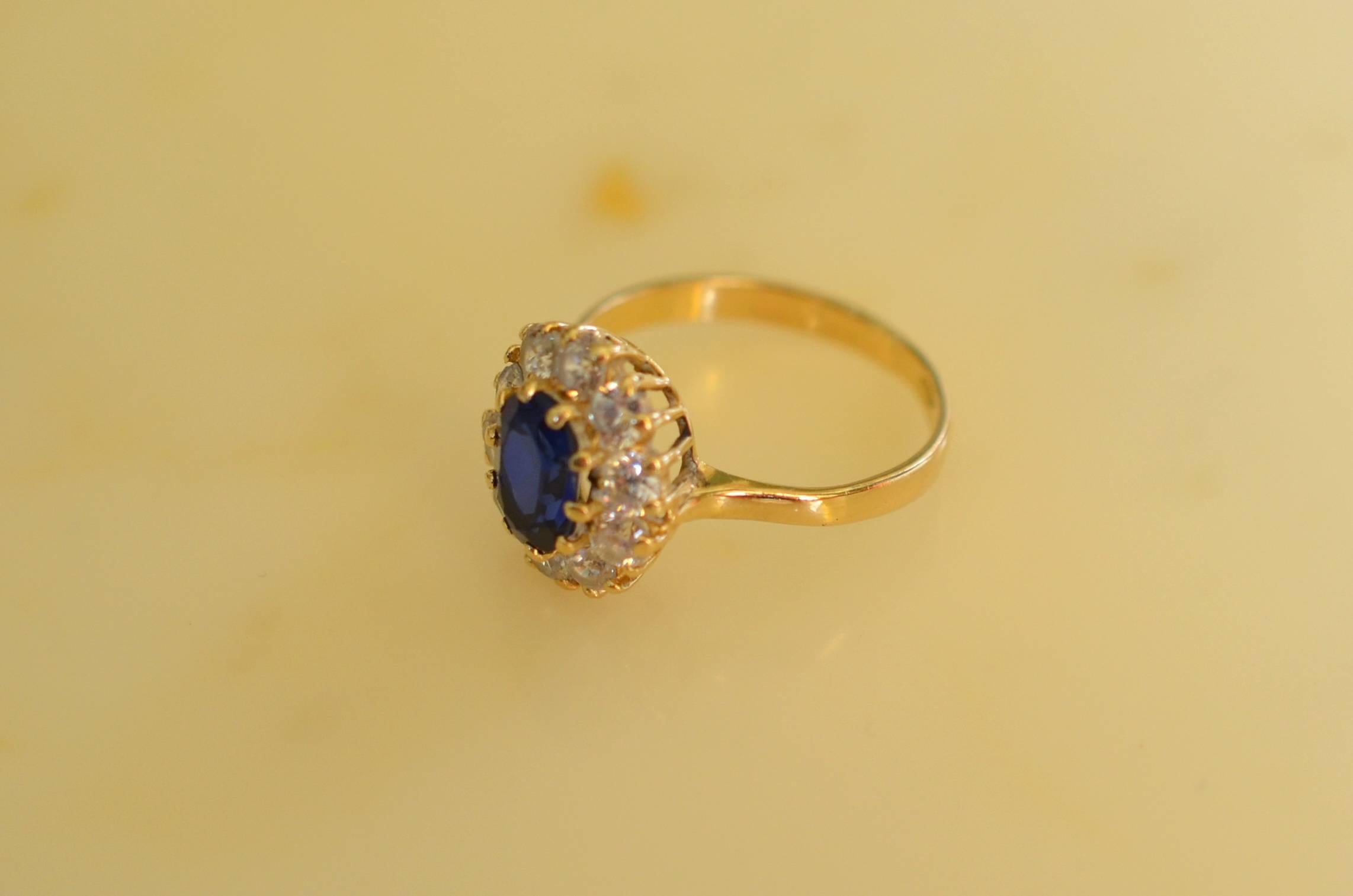 Vintage Daisy Ring 18-Karat Gold Blue and White Sapphires For Sale 1