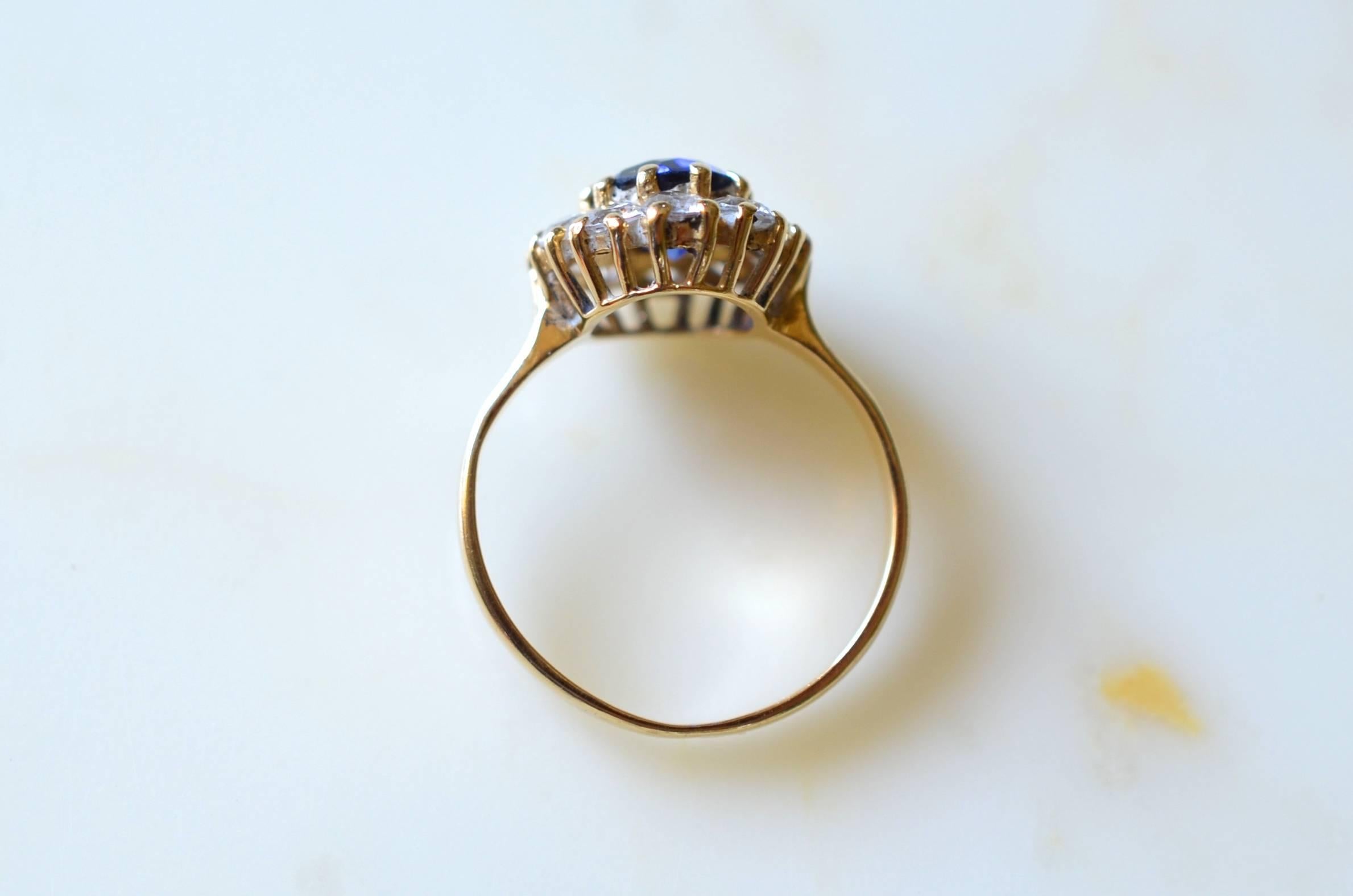 Vintage Daisy Ring 18-Karat Gold Blue and White Sapphires For Sale 2
