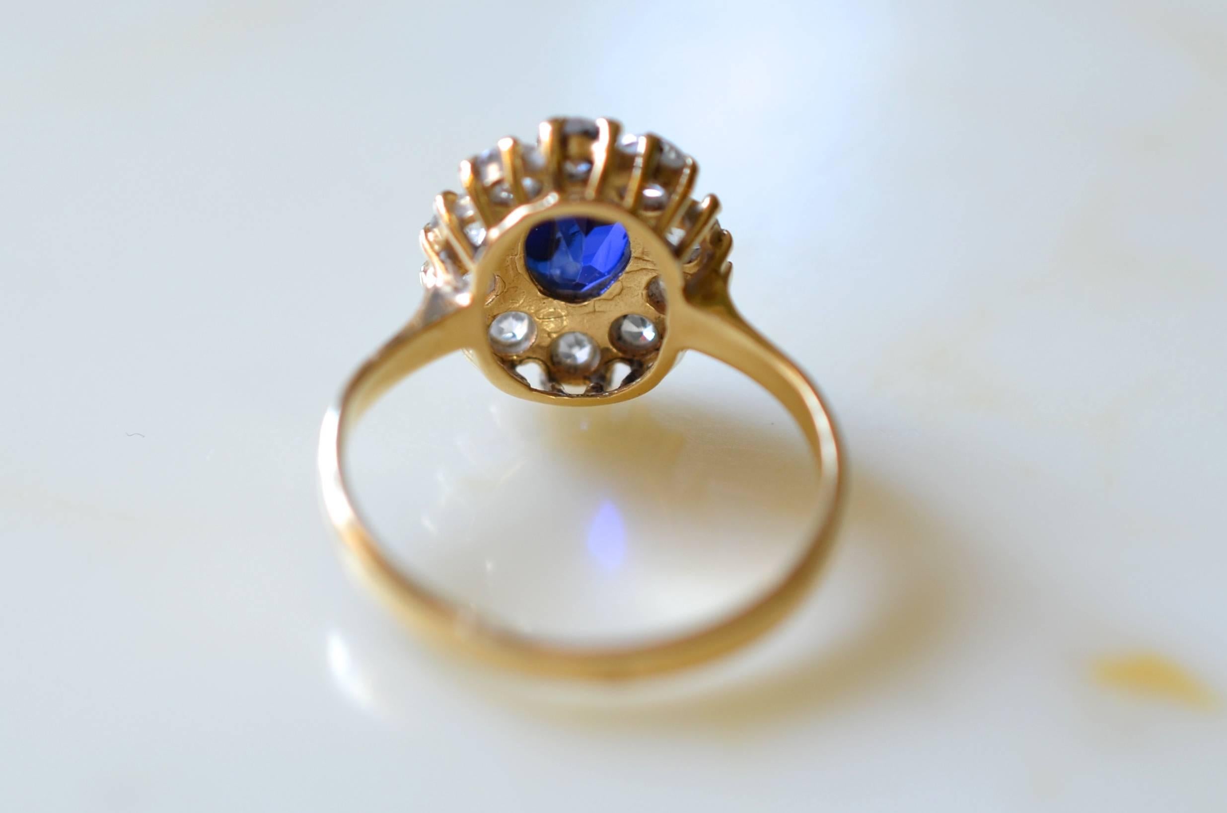Vintage Daisy Ring 18-Karat Gold Blue and White Sapphires For Sale 3