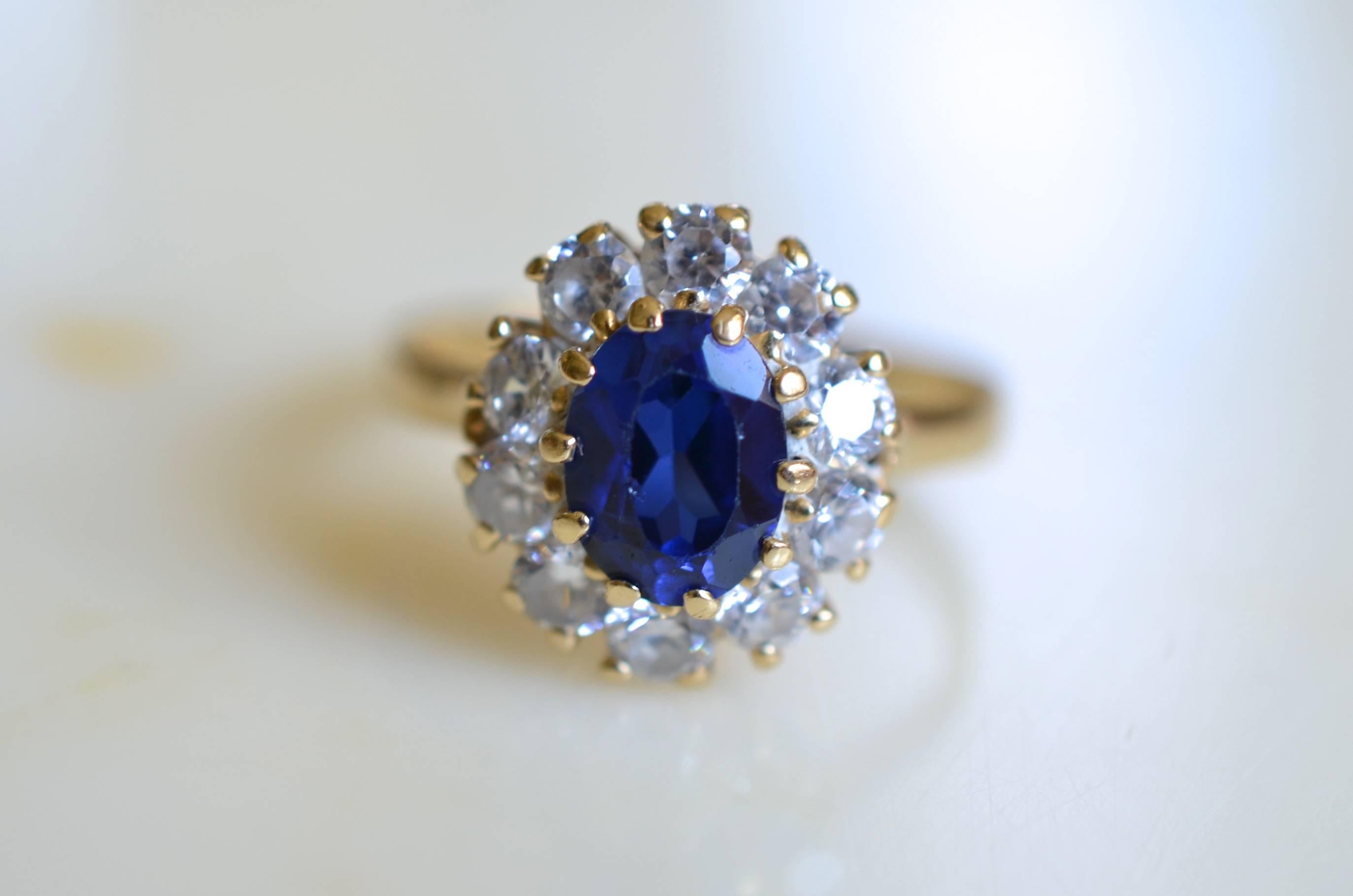 Vintage Daisy Ring 18-Karat Gold Blue and White Sapphires In Excellent Condition For Sale In Grenoble, FR
