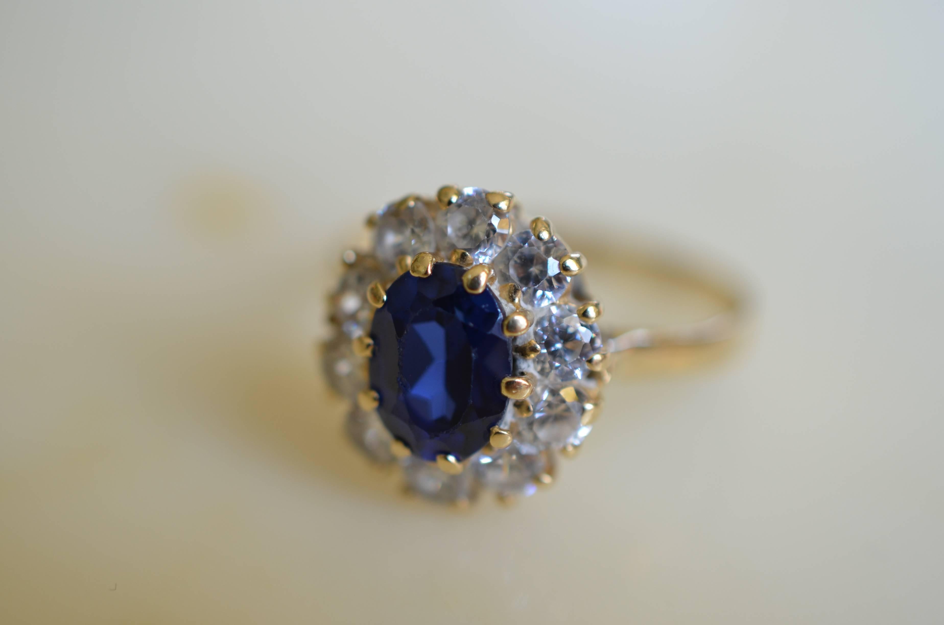 Mid-20th Century Vintage Daisy Ring 18-Karat Gold Blue and White Sapphires For Sale