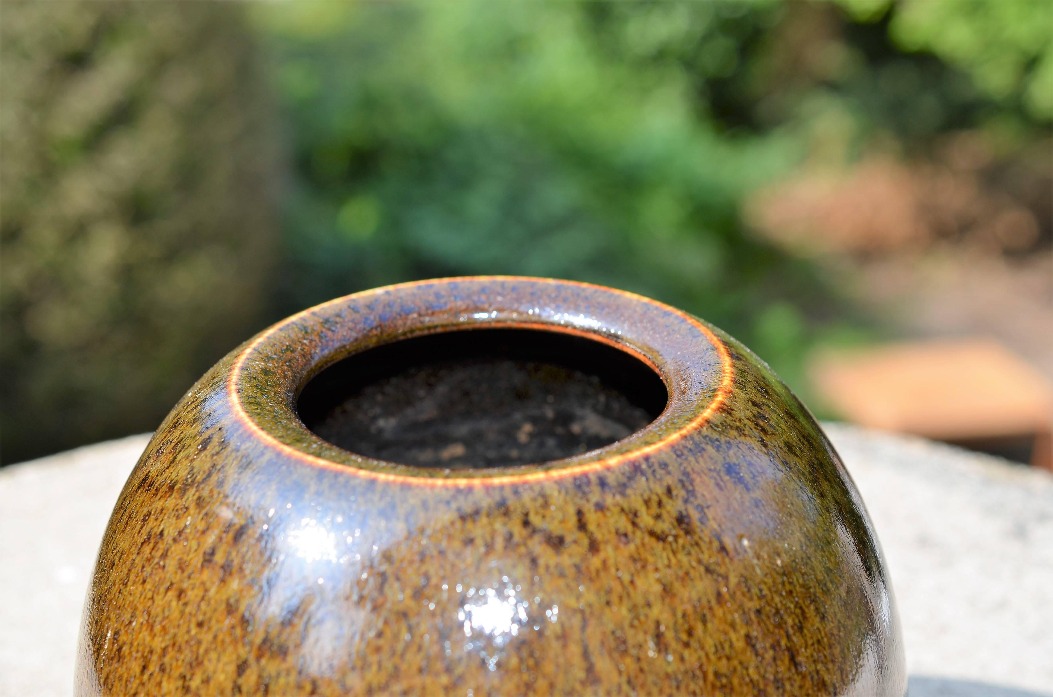 Very nice spherical stoneware vase by Horst Kerstan. 
Spectacular cloudy, speckled brown running glaze. 

Signed underneath. In perfect conditions 

Measures: Height 13 cm
diameter 15 cm.