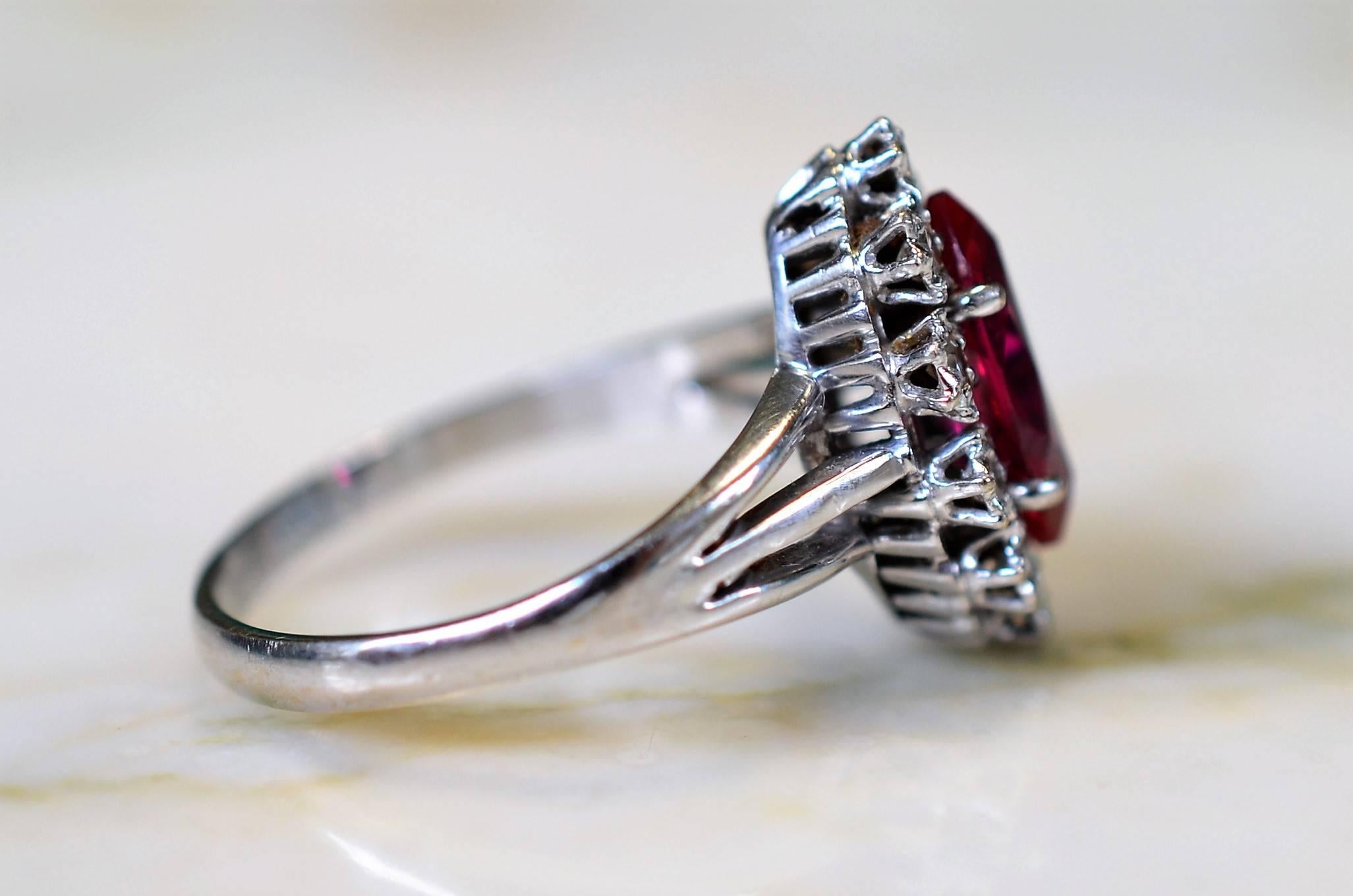 Ring in 18-Karat White Gold with Rubies and Diamonds In Excellent Condition For Sale In Grenoble, FR