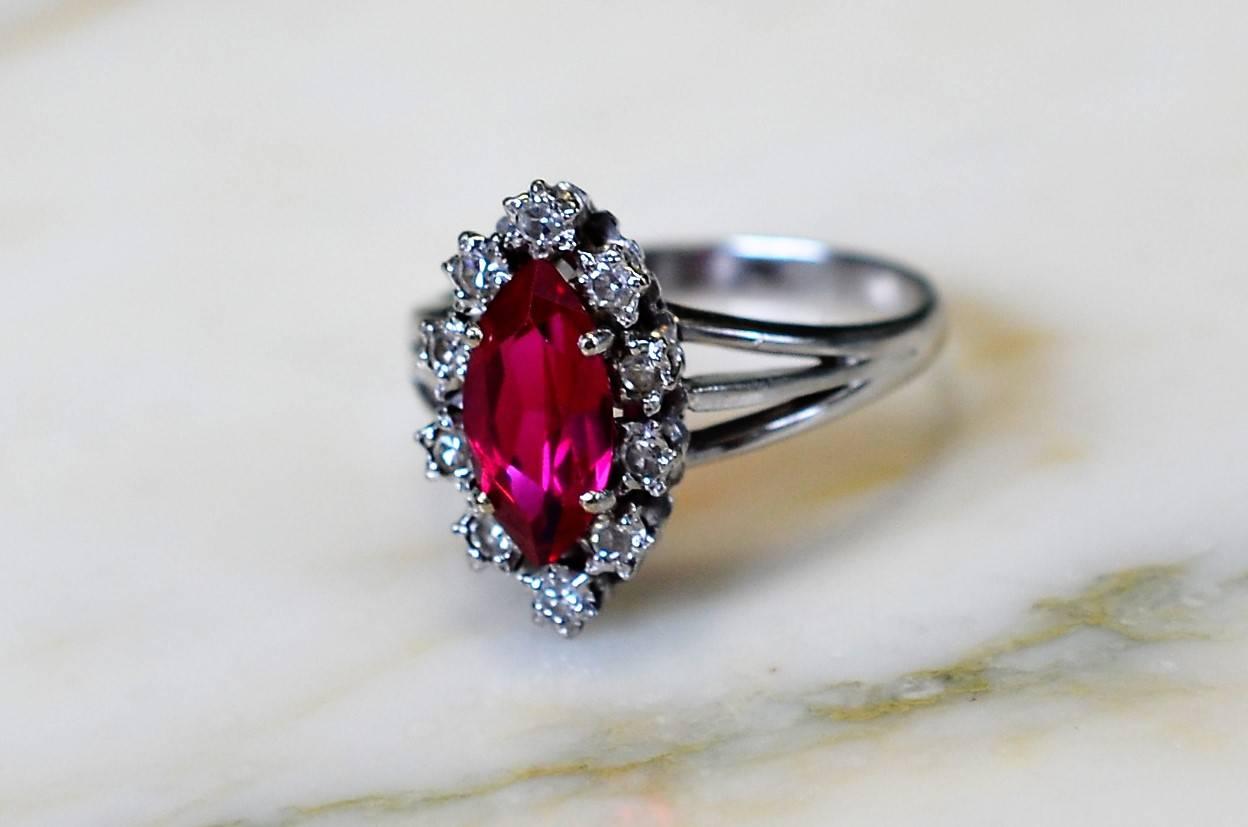 Ring in 18-Karat White Gold with Rubies and Diamonds For Sale 1