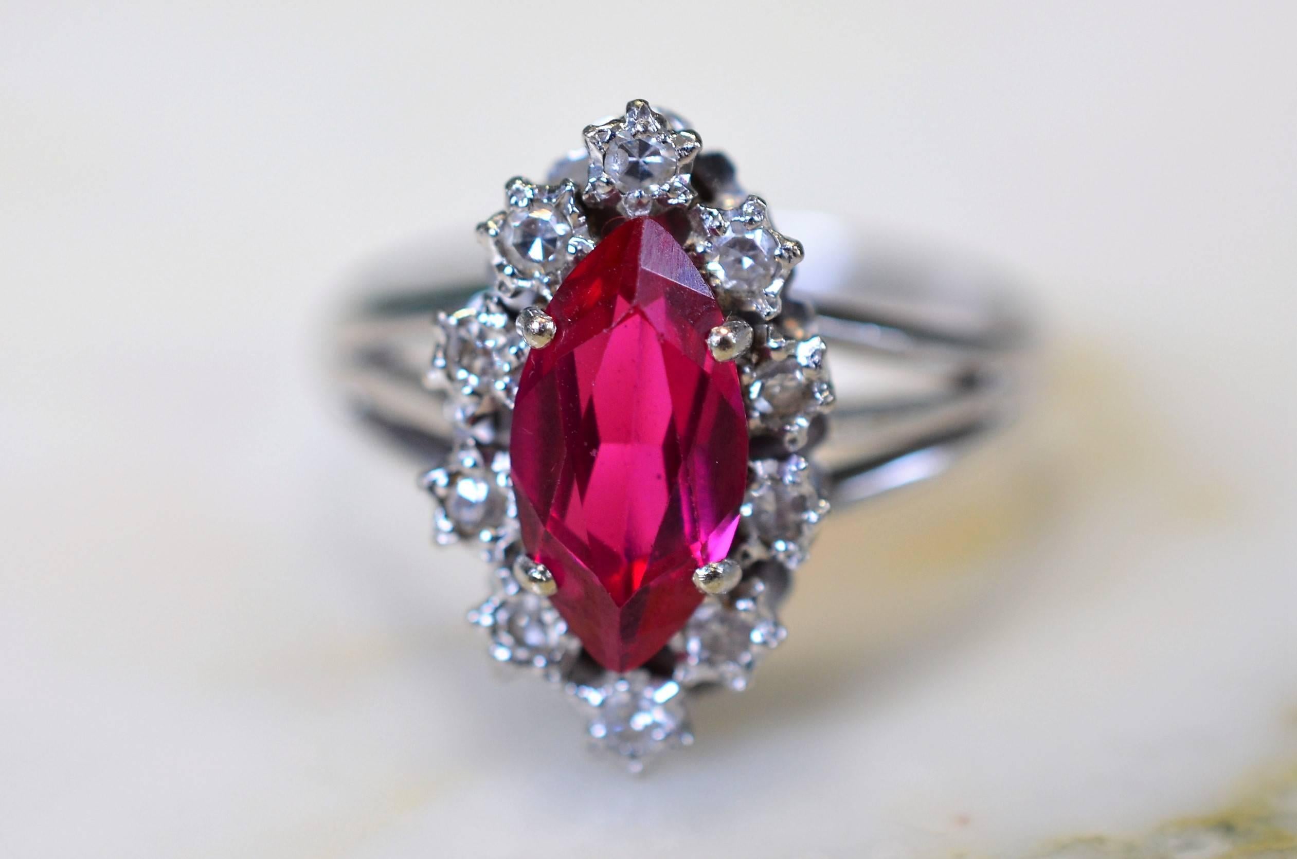 Ring in 18-Karat White Gold with Rubies and Diamonds For Sale 2