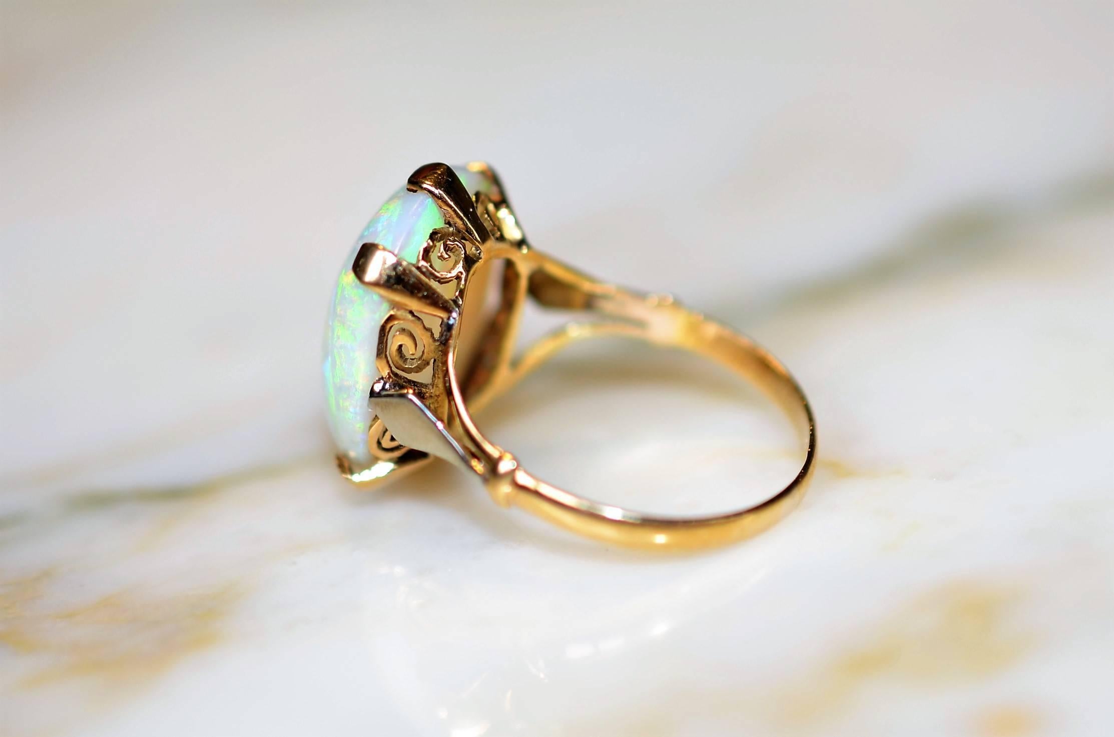 Superb ring in yellow gold 18-karat adorned with a beautiful opal.
Stone of extraordinary brightness and an intensity that is incredible.
Very good jewellery in excellent condition. Punch the head of an eagle.

 
Size 52
Stone: 1.7 x 1.3 cm.