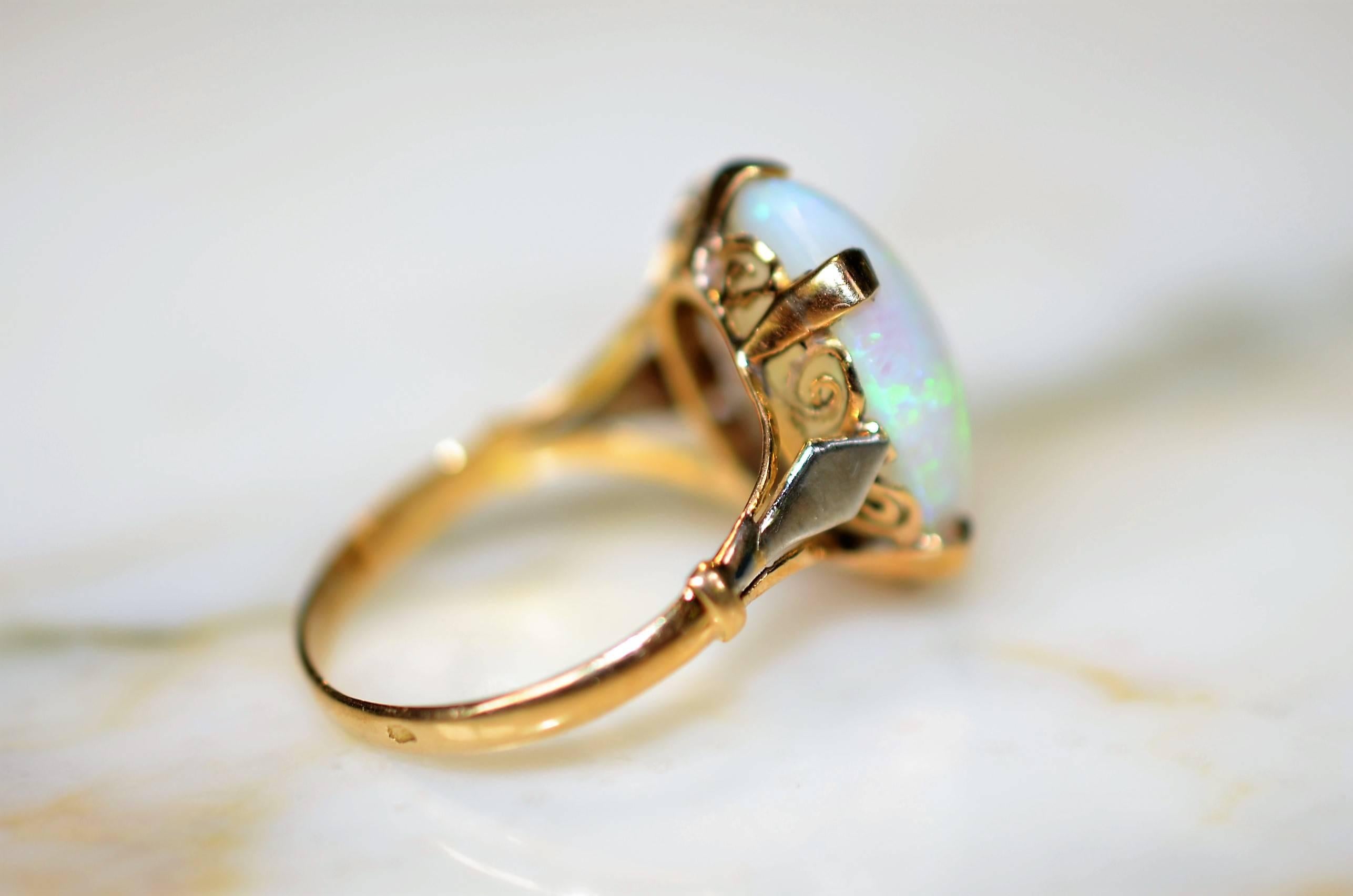 Vintage Gold 18-Karat Ring with Opal In Excellent Condition For Sale In Grenoble, FR