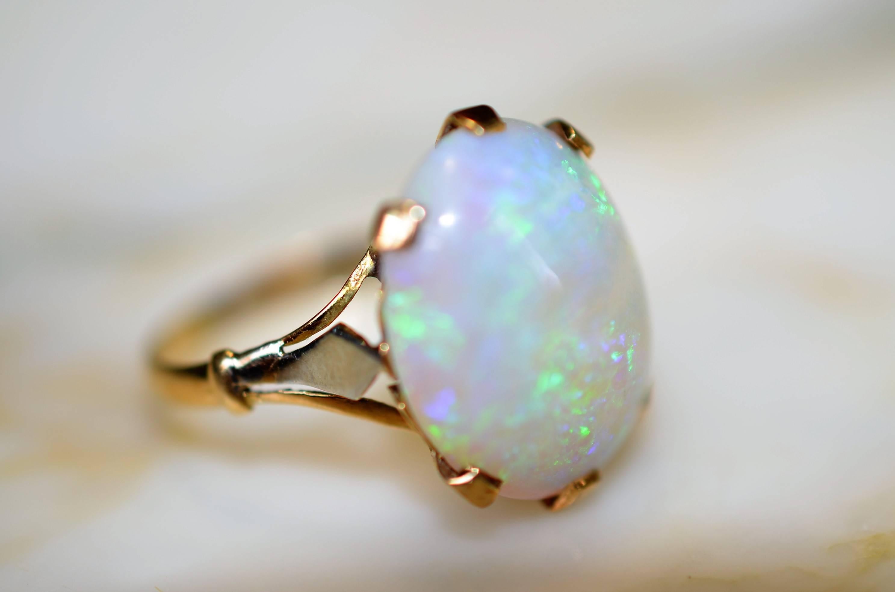 Vintage Gold 18-Karat Ring with Opal For Sale 1