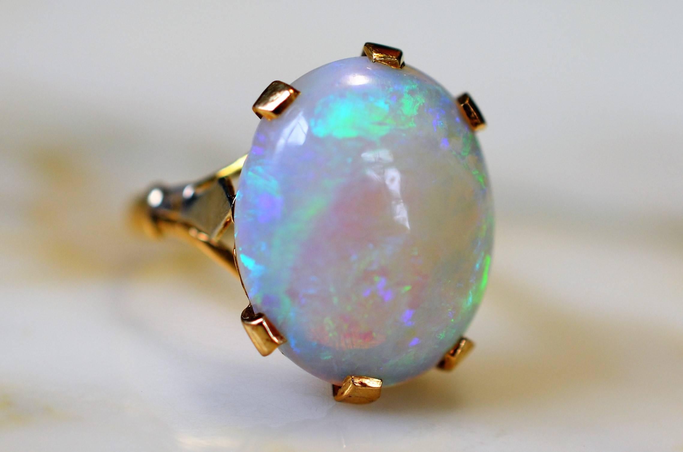 Vintage Gold 18-Karat Ring with Opal For Sale 2