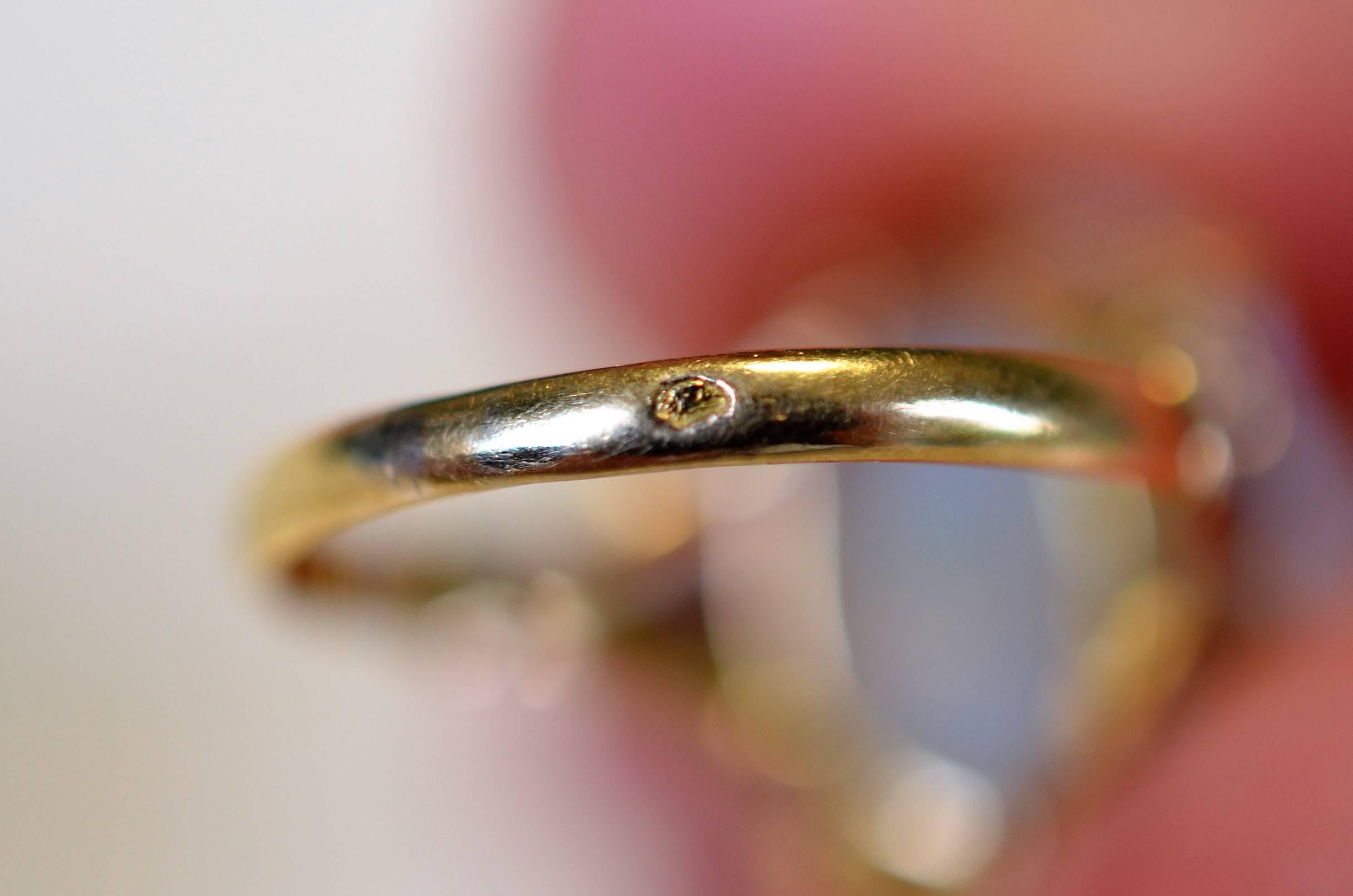 Vintage Gold 18-Karat Ring with Opal For Sale 3