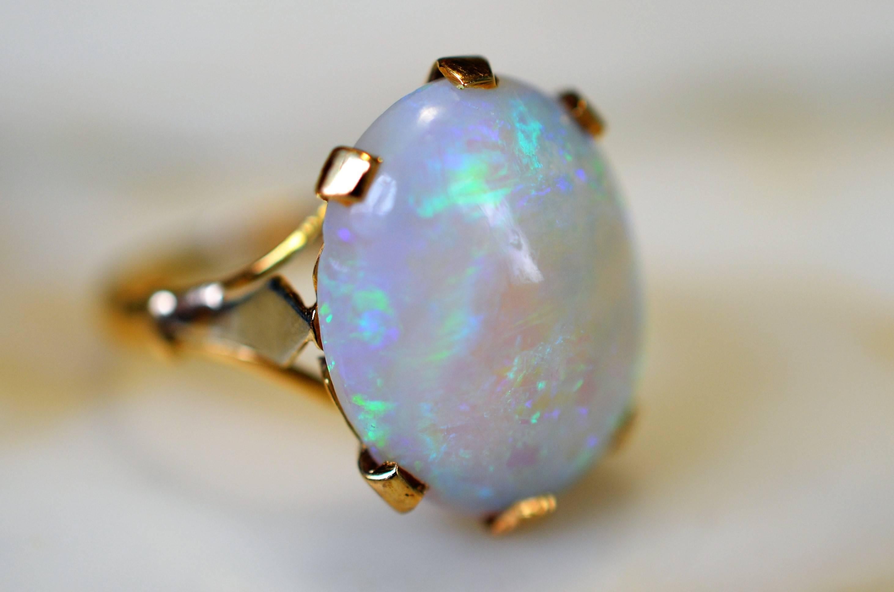 Vintage Gold 18-Karat Ring with Opal For Sale 4