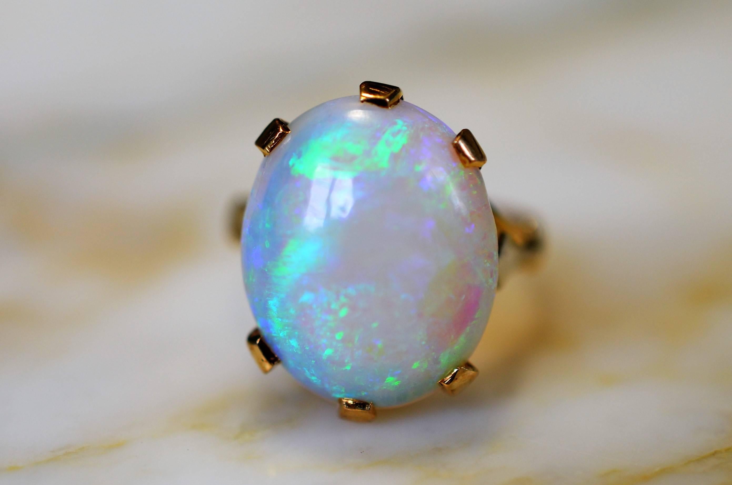 Vintage Gold 18-Karat Ring with Opal For Sale 5