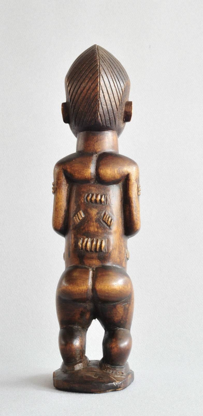 Very nice sculpture Baoule of Ivory Coast of a young woman carrying a cup. See also the correspondent Blolo Bian, it would be a pity to separate them.
Free shipping.