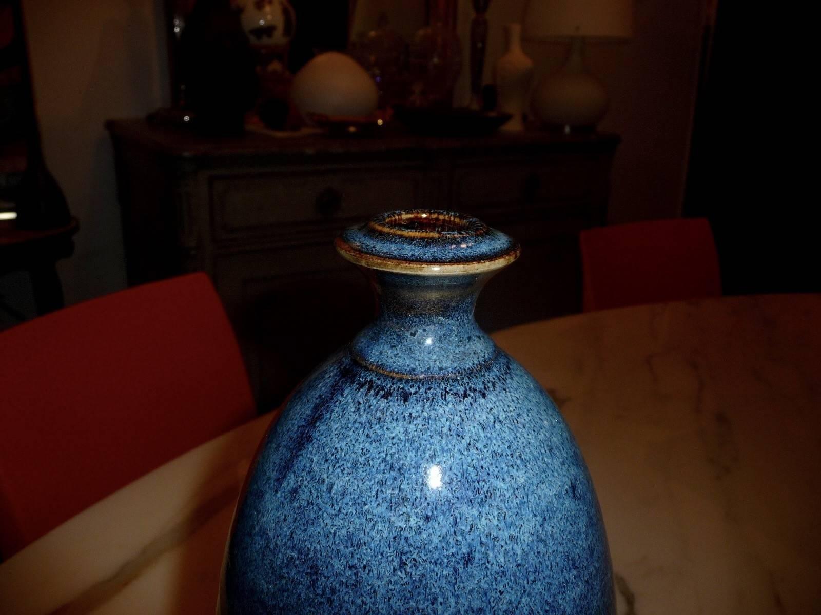 Ovoid stoneware vase, enameled decoration based on a hay ash with the dominant colors of blue and light blue. Extremely complex art work and virtuosic experiment for this potter. It stays on a small base.

Signed underneath D.Taizé

Free