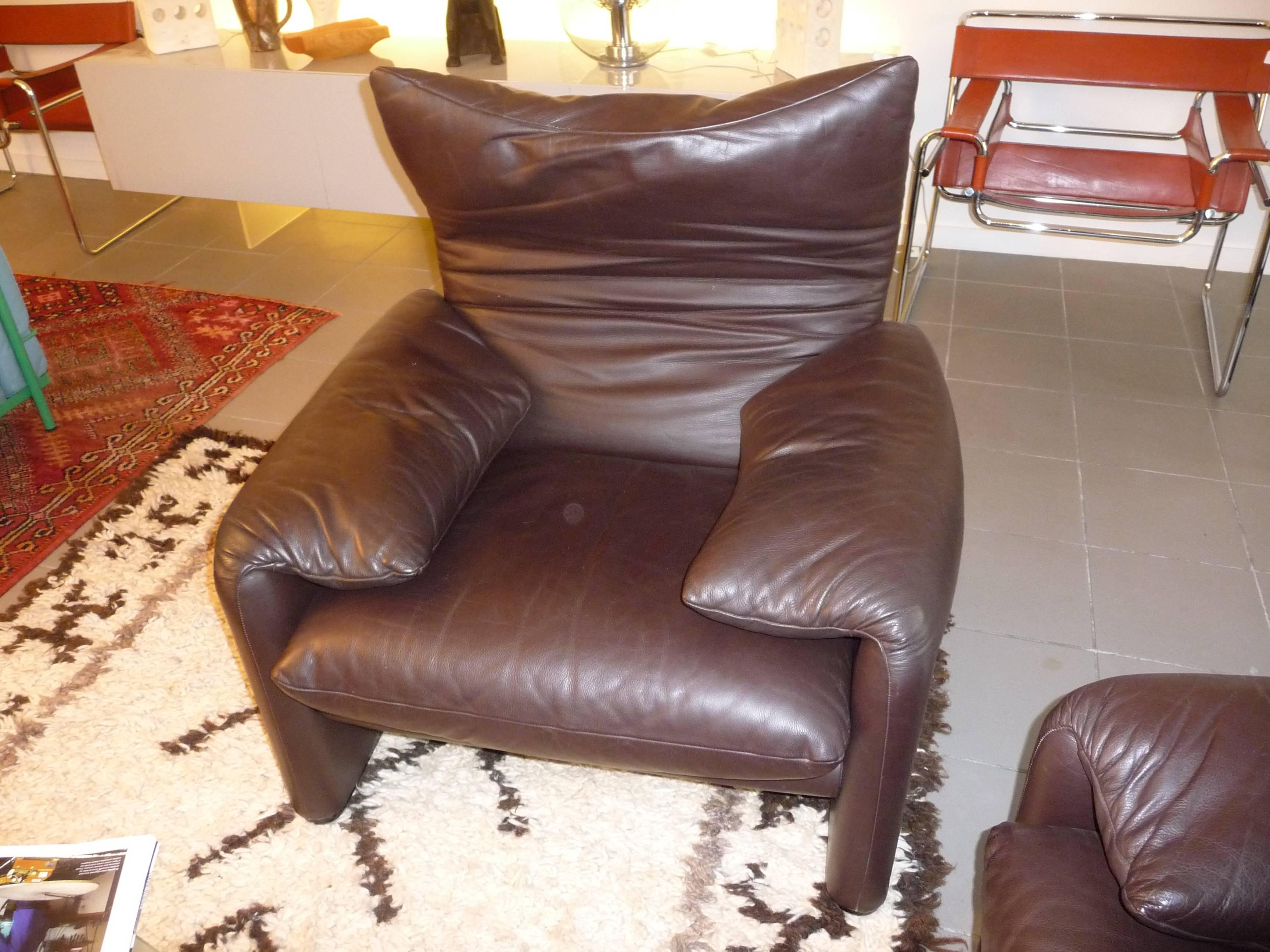Pair of Armchairs 675  Maralunga Cassina Designed by Vico Magistretti in 1973 In Excellent Condition For Sale In Grenoble, FR