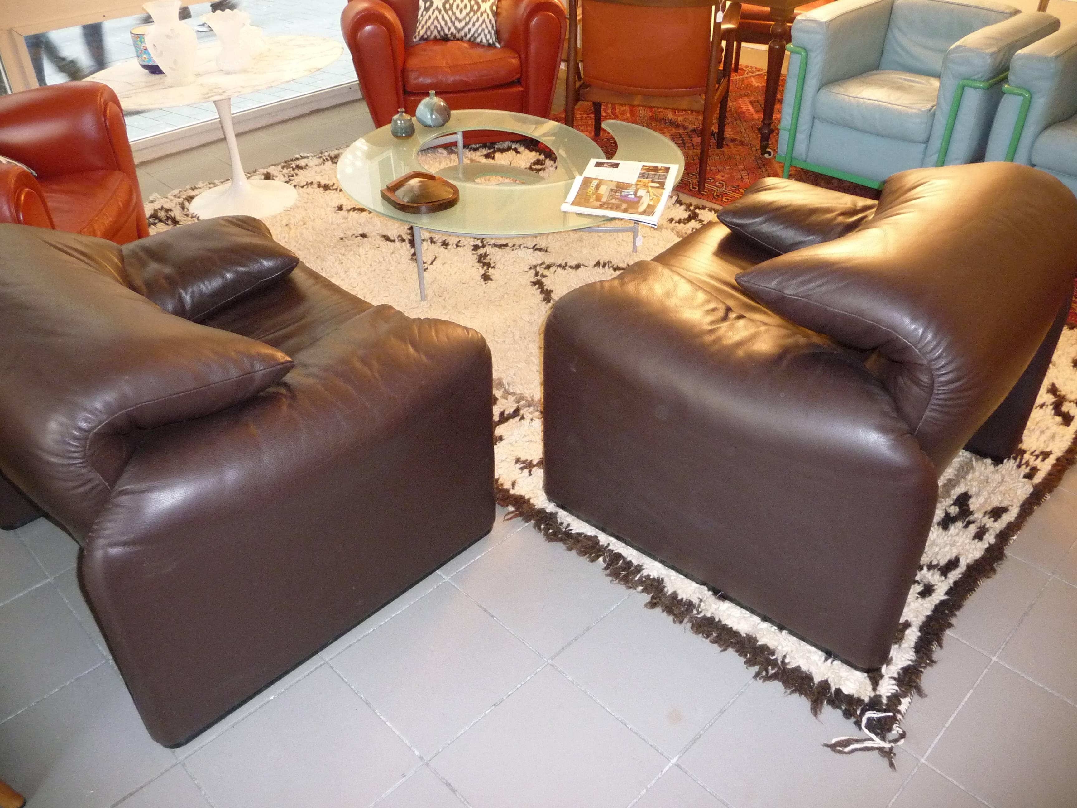 Pair of Armchairs 675  Maralunga Cassina Designed by Vico Magistretti in 1973 For Sale 2