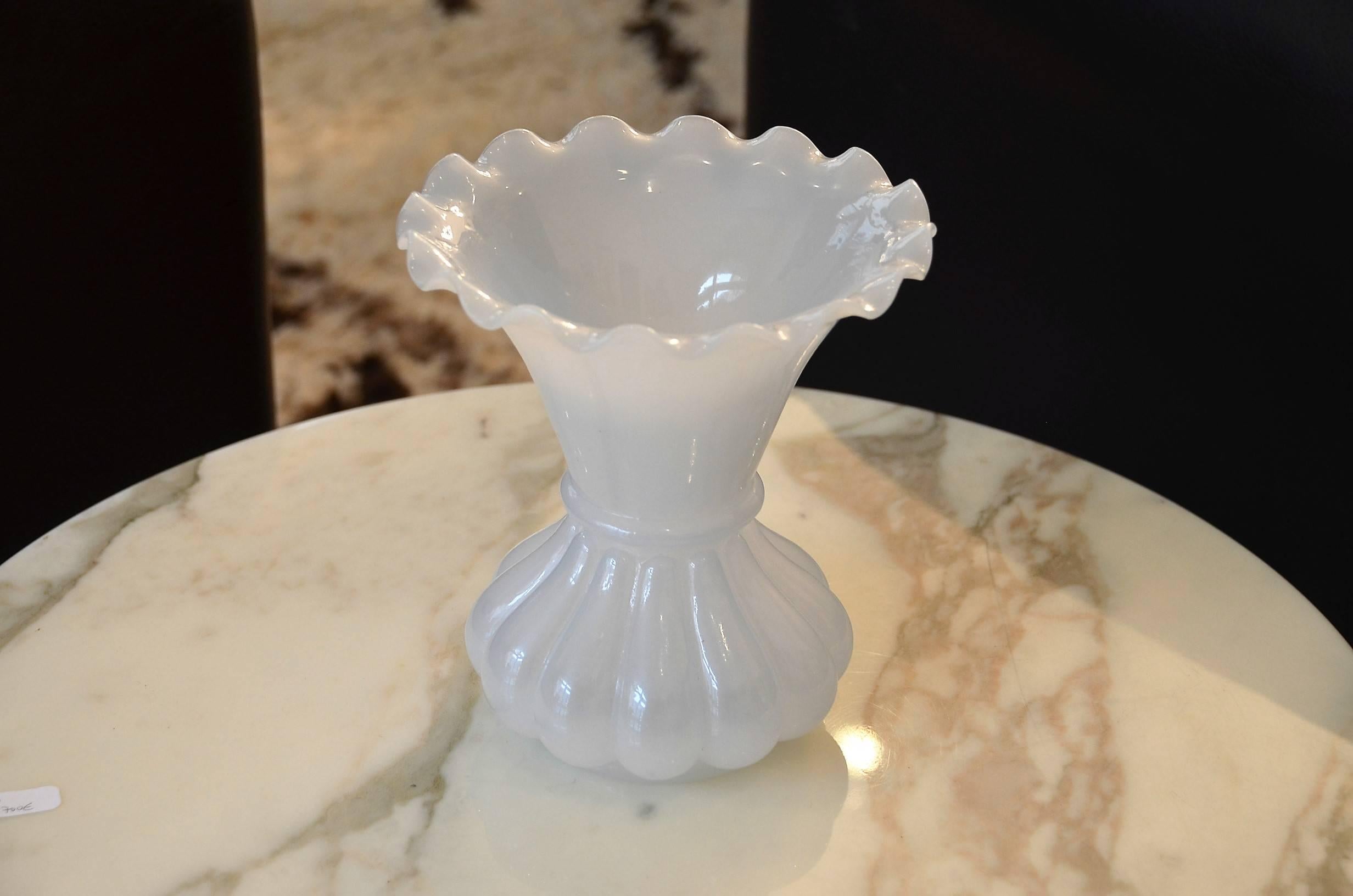 French Vase White Opaline, circa 1920 For Sale 3