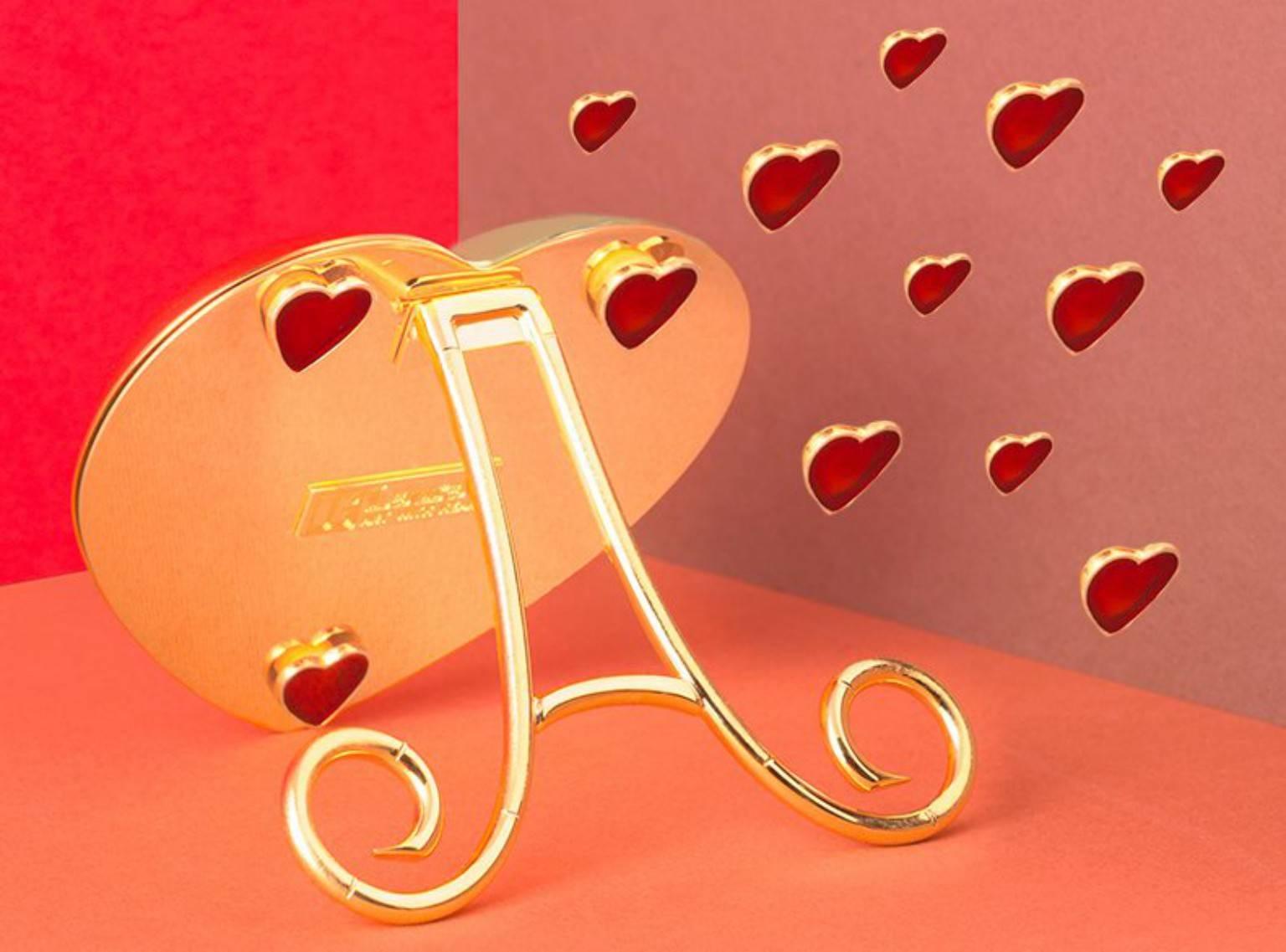 Laura G Heart Gold è un piccolo portafoto  ed è un regalo perfetto per ogni occasione.  Fa parte della collezione Art with Heart, cornici per foto.  progettato per salvare i ricordi del nostro prezioso amore.
si tratta di una piccola forma di cuore,